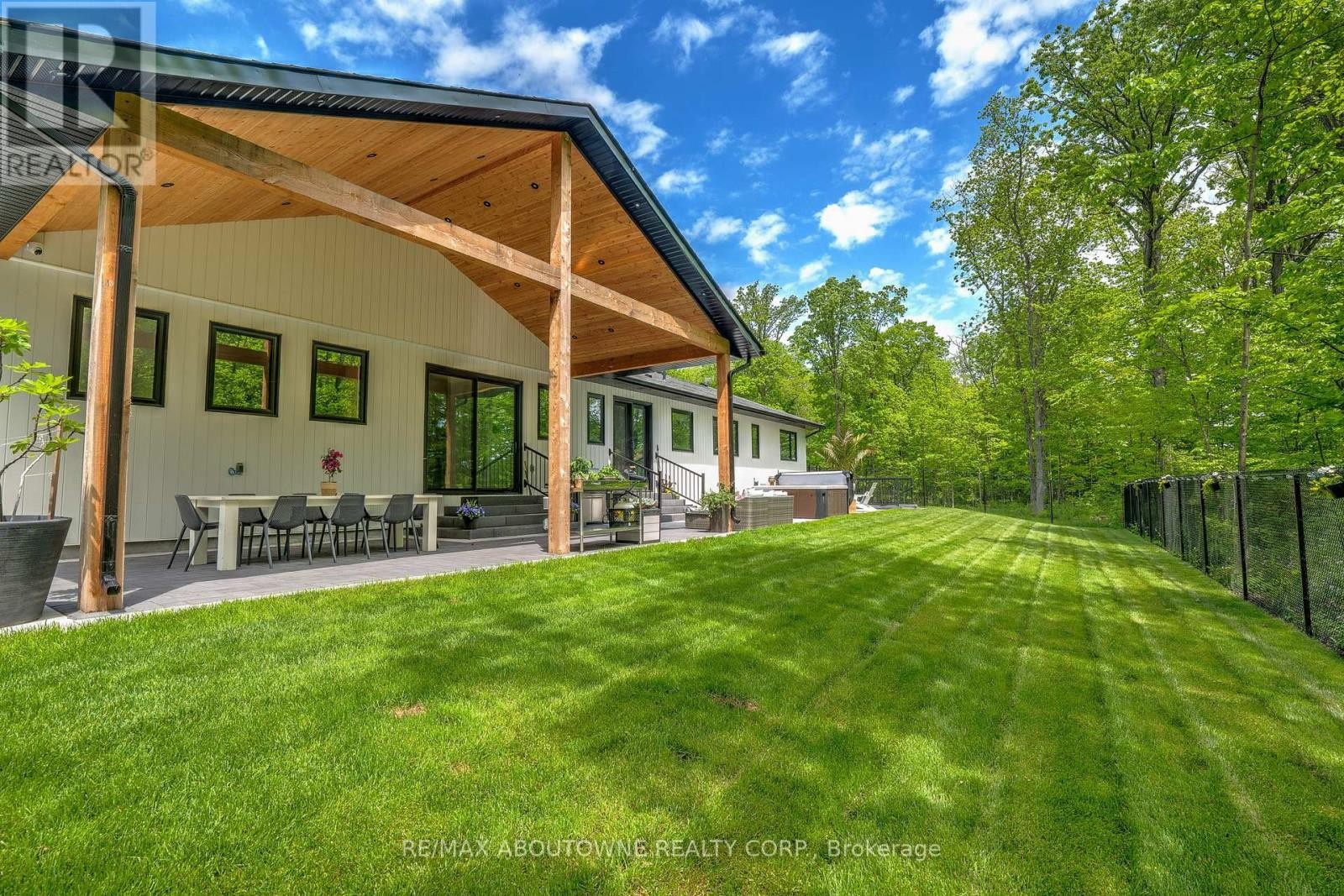 












295 ALLEN ROAD

,
Grimsby (Grimsby Escarpment),




Ontario
L3M4E7

