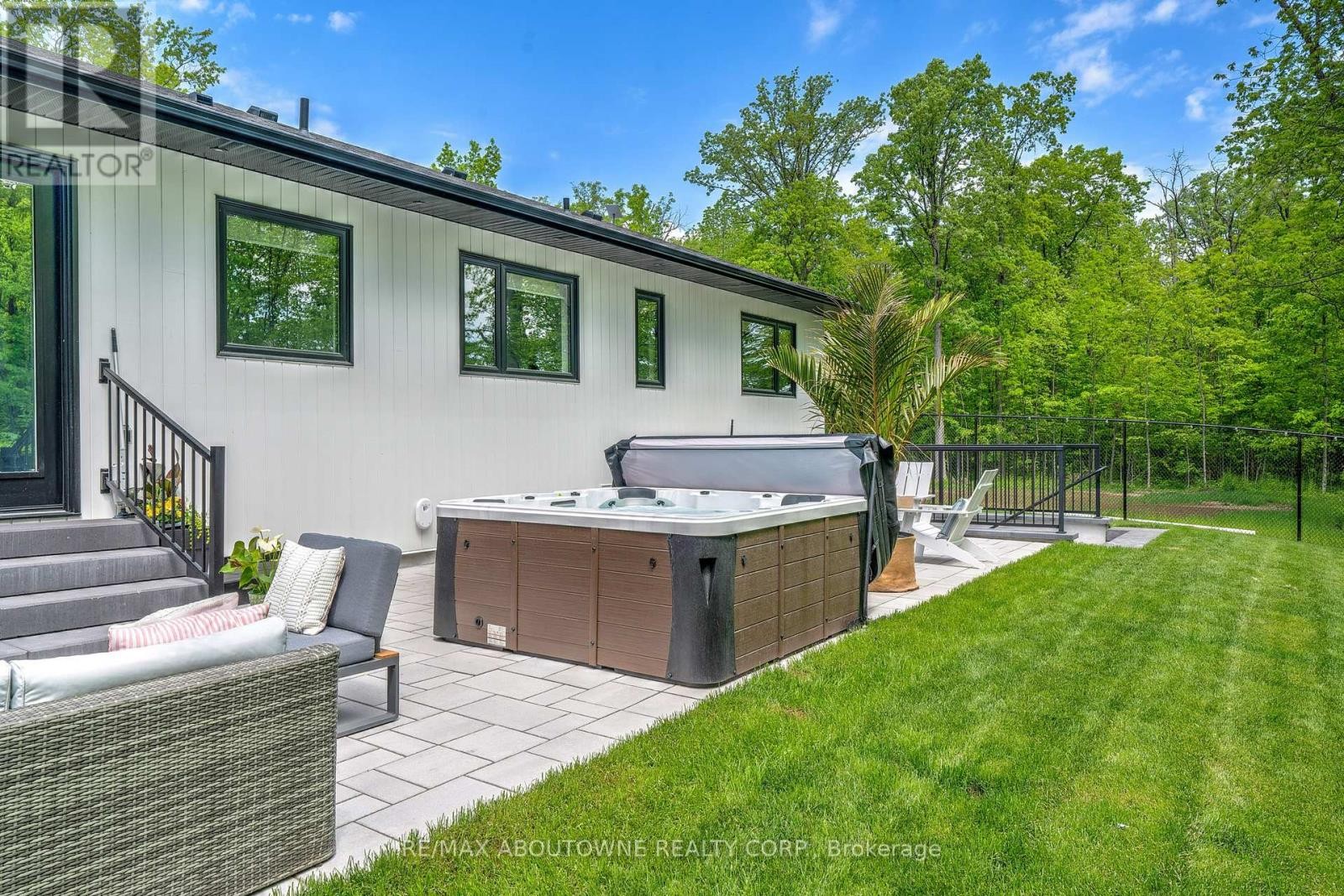 












295 ALLEN ROAD

,
Grimsby (Grimsby Escarpment),




Ontario
L3M4E7

