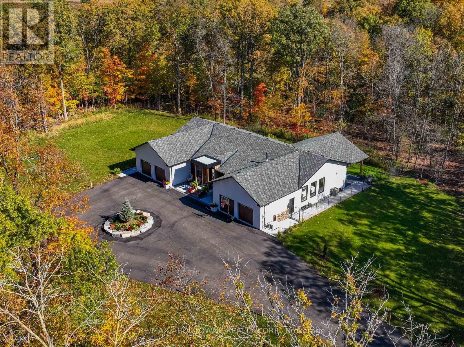 












295 ALLEN ROAD

,
Grimsby (Grimsby Escarpment),




Ontario
L3M4E7

