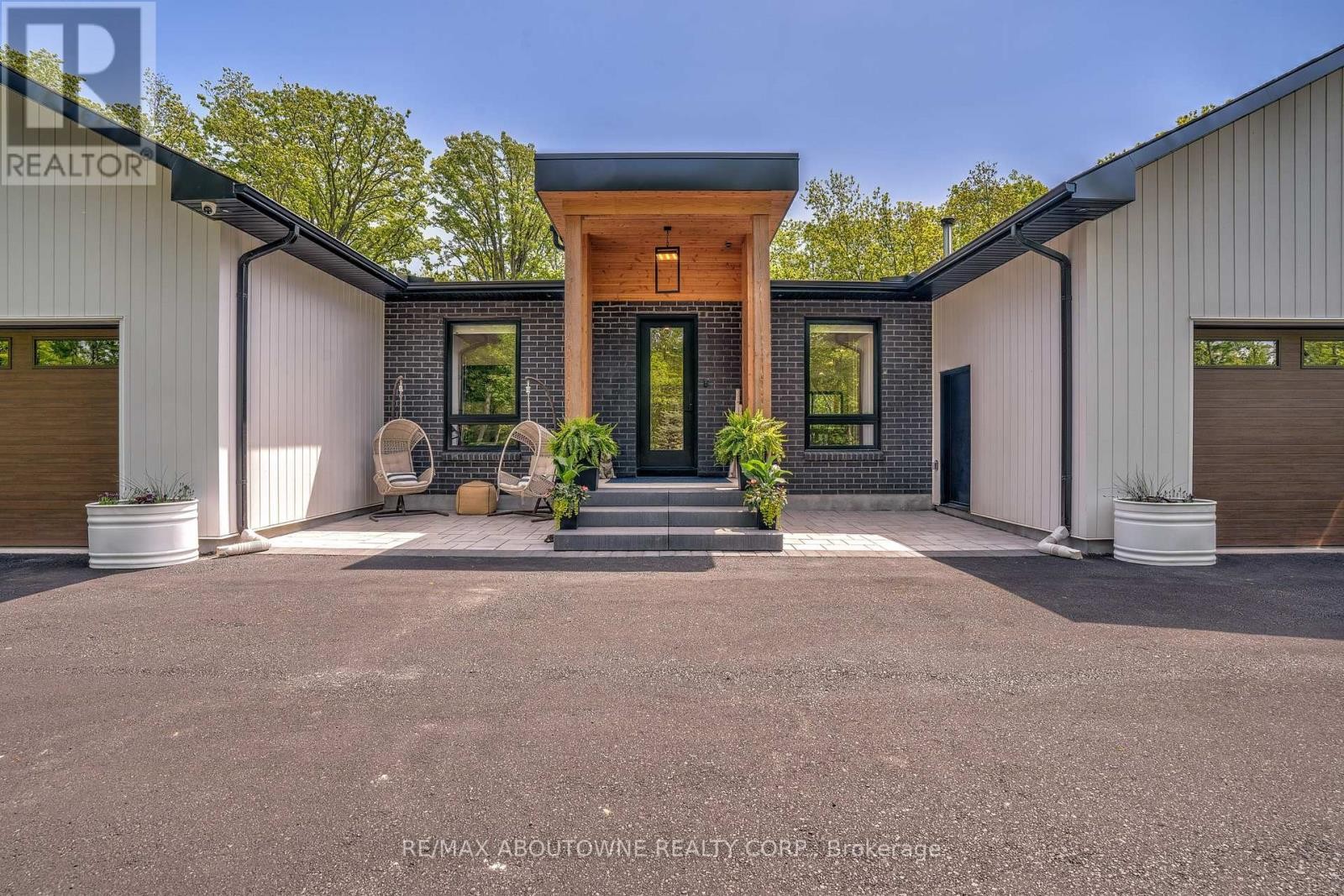 












295 ALLEN ROAD

,
Grimsby (Grimsby Escarpment),




Ontario
L3M4E7

