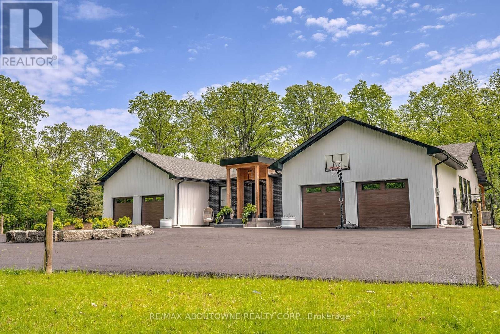 












295 ALLEN ROAD

,
Grimsby (Grimsby Escarpment),




Ontario
L3M4E7

