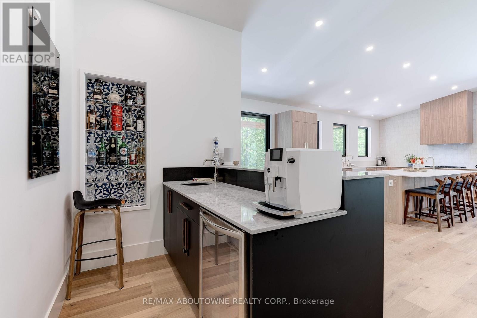 












295 ALLEN ROAD

,
Grimsby (Grimsby Escarpment),




Ontario
L3M4E7

