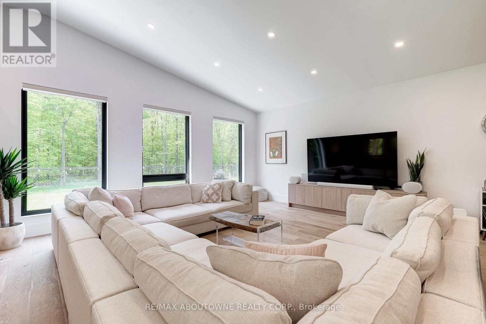 












295 ALLEN ROAD

,
Grimsby (Grimsby Escarpment),




Ontario
L3M4E7

