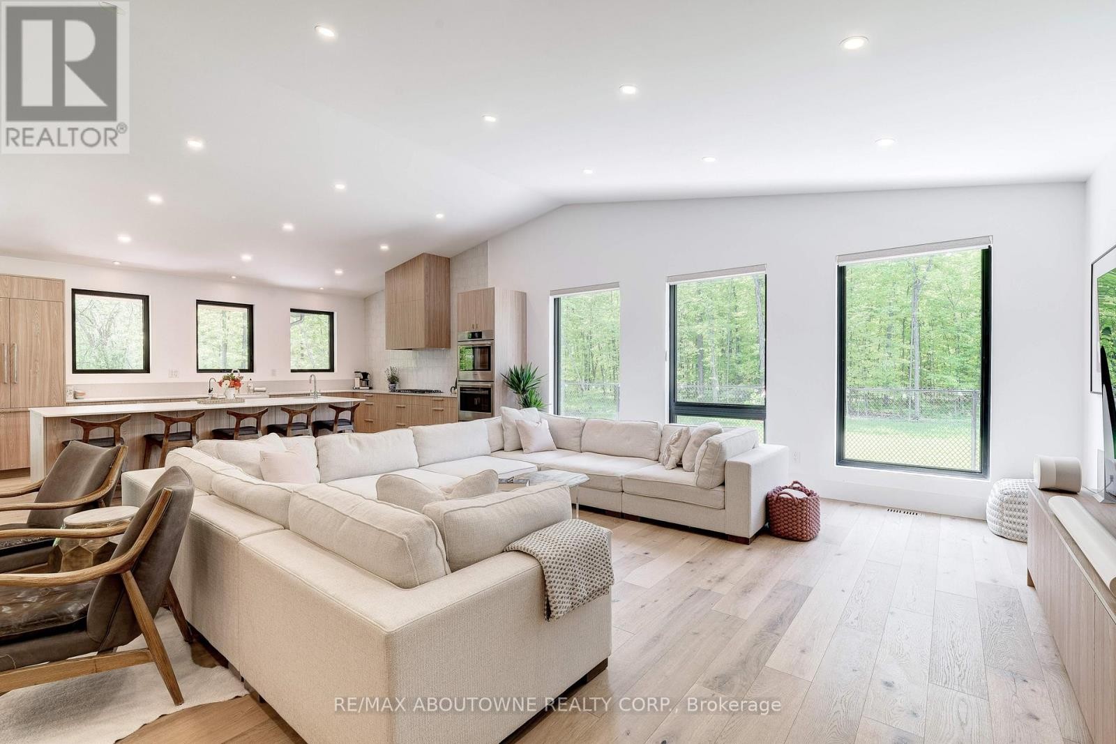 












295 ALLEN ROAD

,
Grimsby (Grimsby Escarpment),




Ontario
L3M4E7

