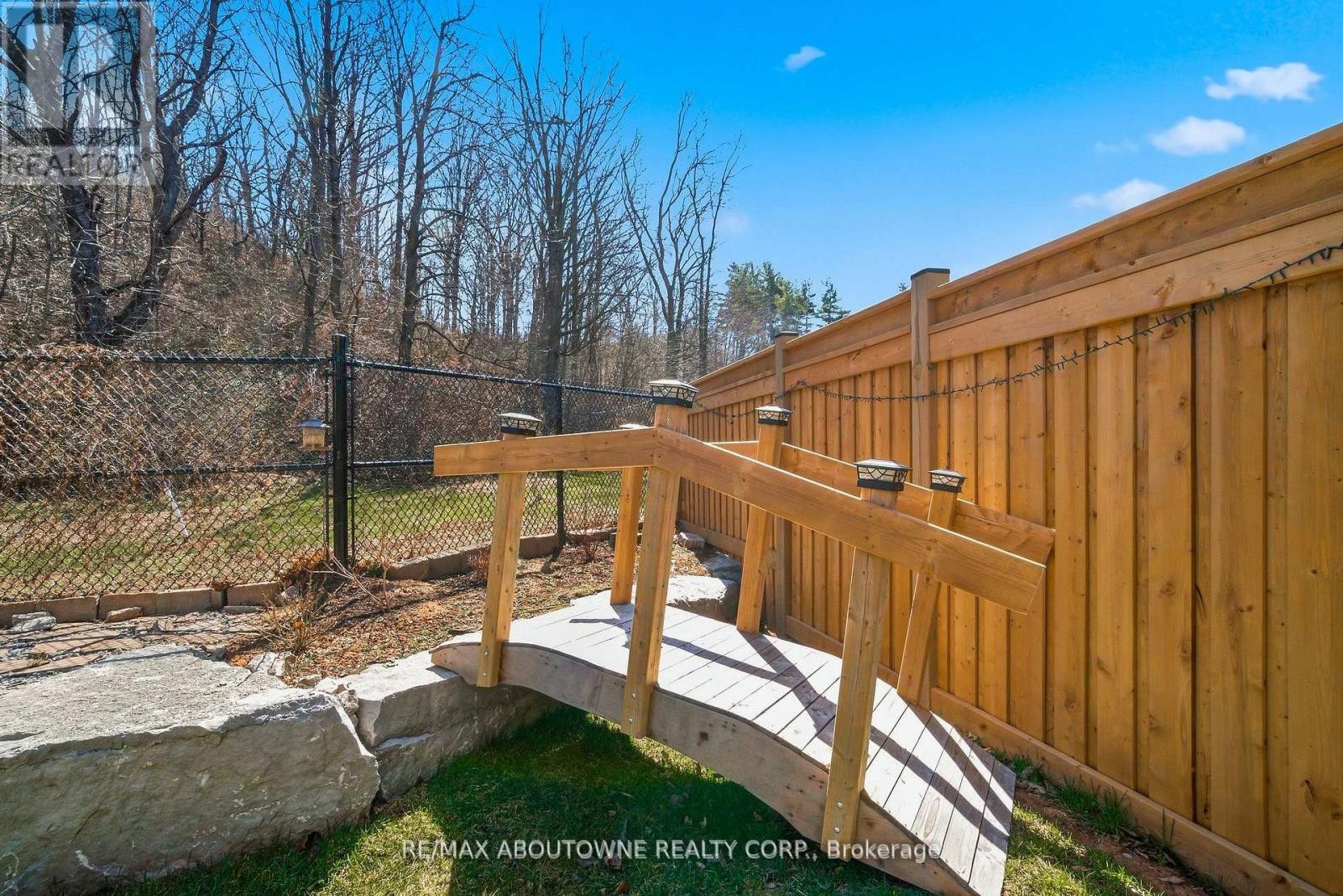 












37 RIESLING STREET

,
Grimsby (Grimsby East),




Ontario
L3M0L2

