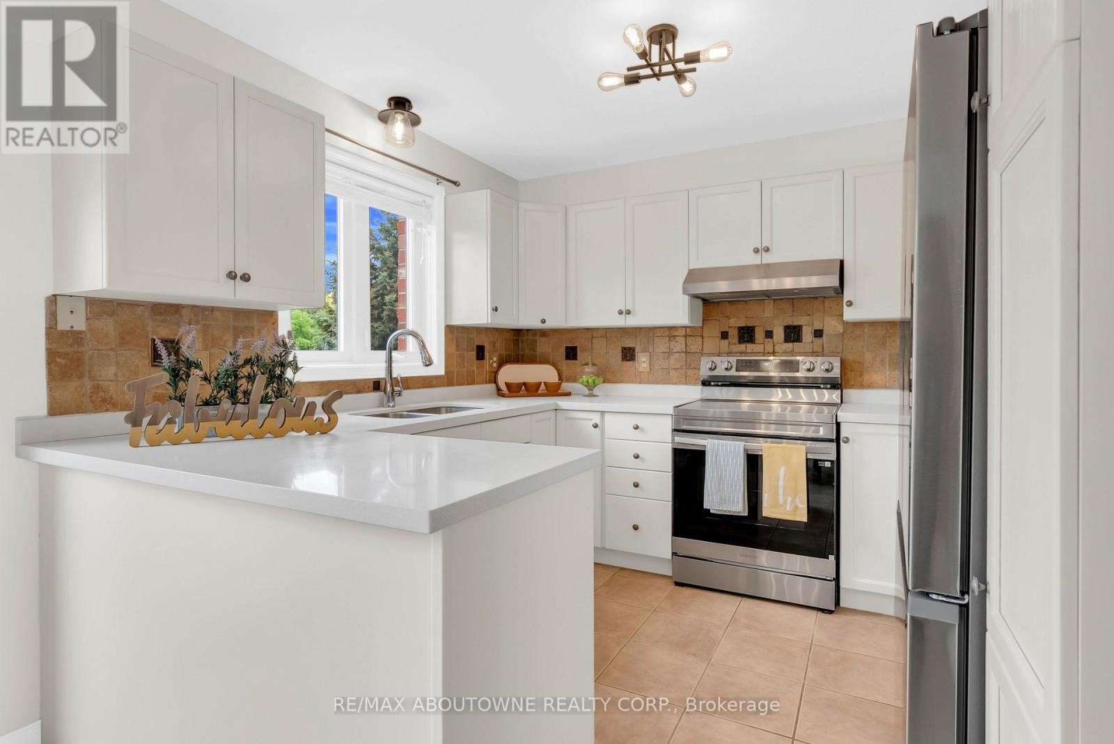 












32 JENSON BOULEVARD

,
Guelph (Pineridge/Westminster Woods),




Ontario
N1L1L1

