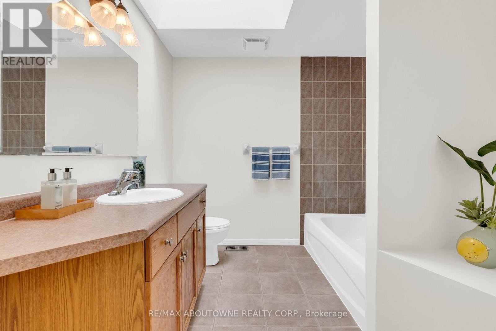 












32 JENSON BOULEVARD

,
Guelph (Pineridge/Westminster Woods),




Ontario
N1L1L1

