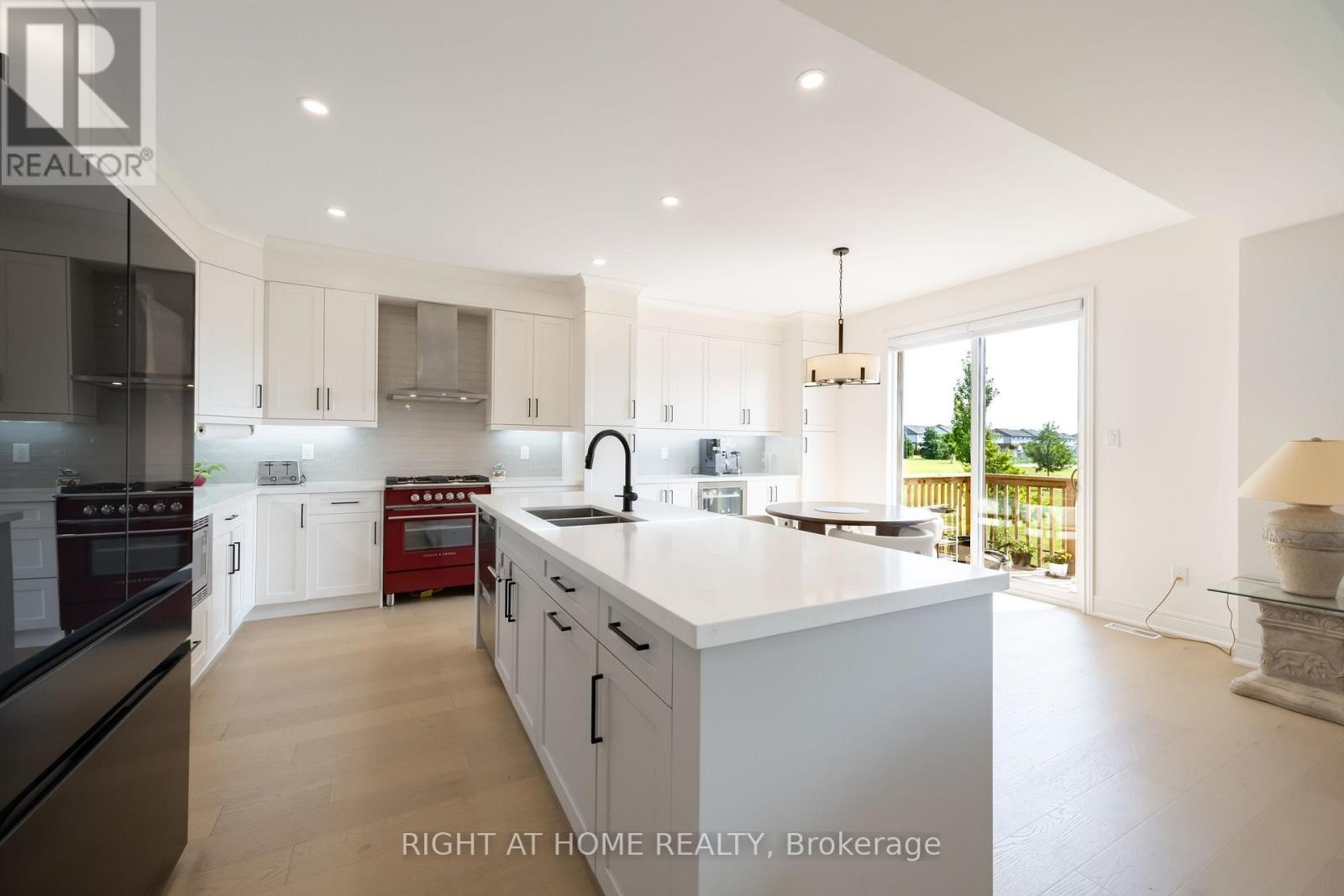 












34 HAMPSHIRE PLACE

,
Hamilton (Stoney Creek Mountain),




Ontario
L8J3W8

