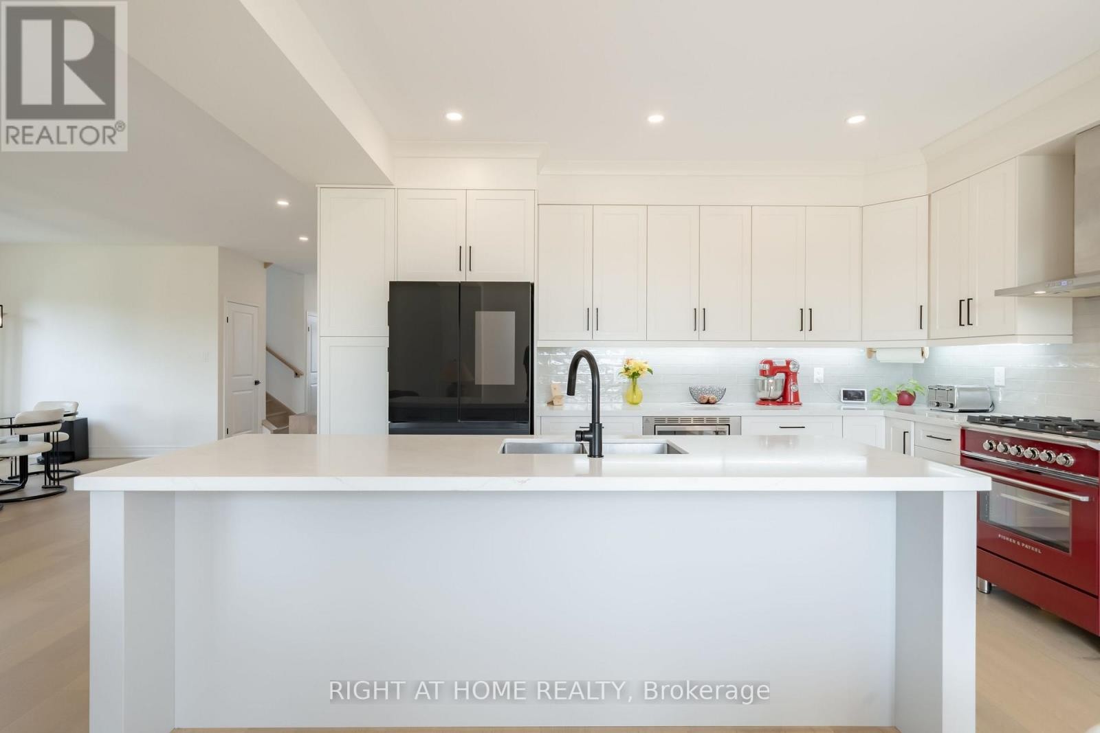 












34 HAMPSHIRE PLACE

,
Hamilton (Stoney Creek Mountain),




Ontario
L8J3W8

