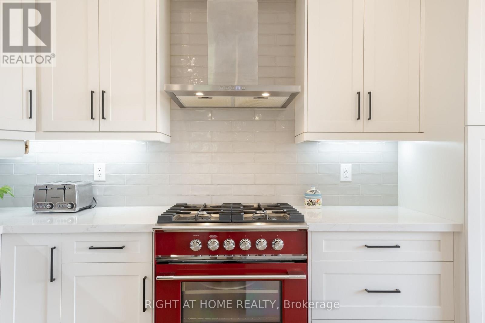












34 HAMPSHIRE PLACE

,
Hamilton (Stoney Creek Mountain),




Ontario
L8J3W8

