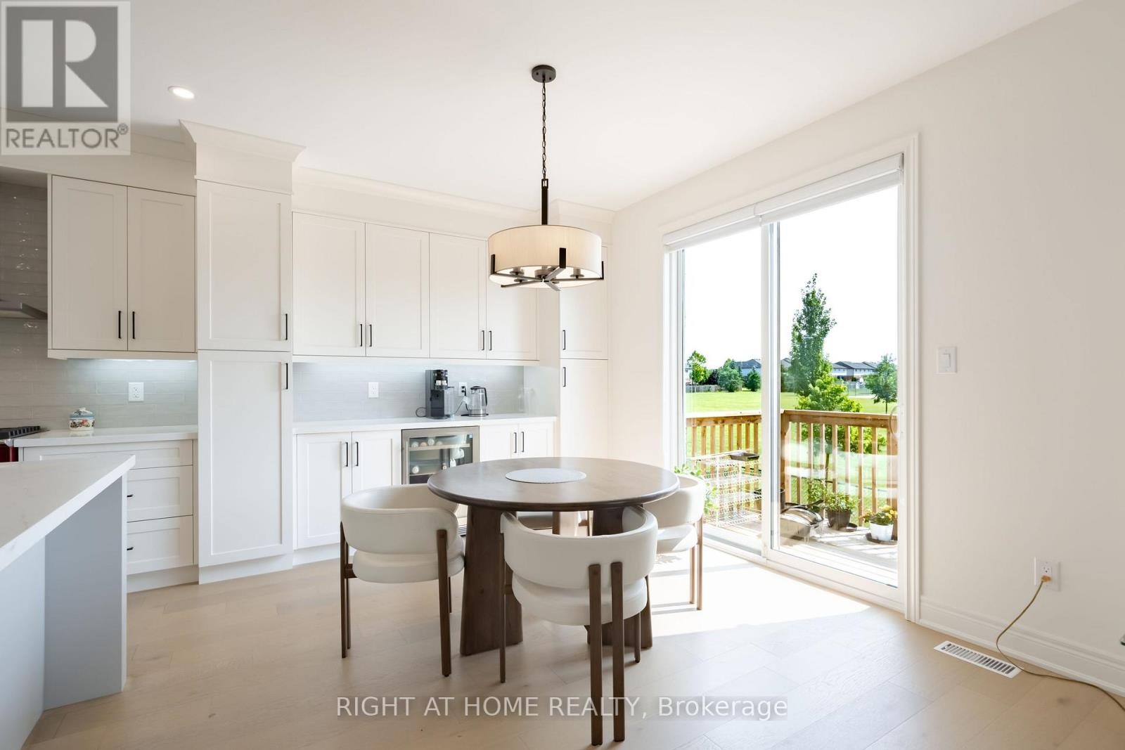 












34 HAMPSHIRE PLACE

,
Hamilton (Stoney Creek Mountain),




Ontario
L8J3W8

