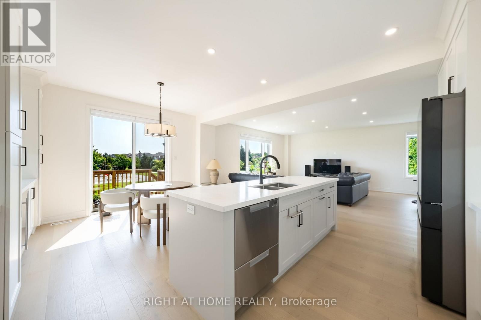 












34 HAMPSHIRE PLACE

,
Hamilton (Stoney Creek Mountain),




Ontario
L8J3W8

