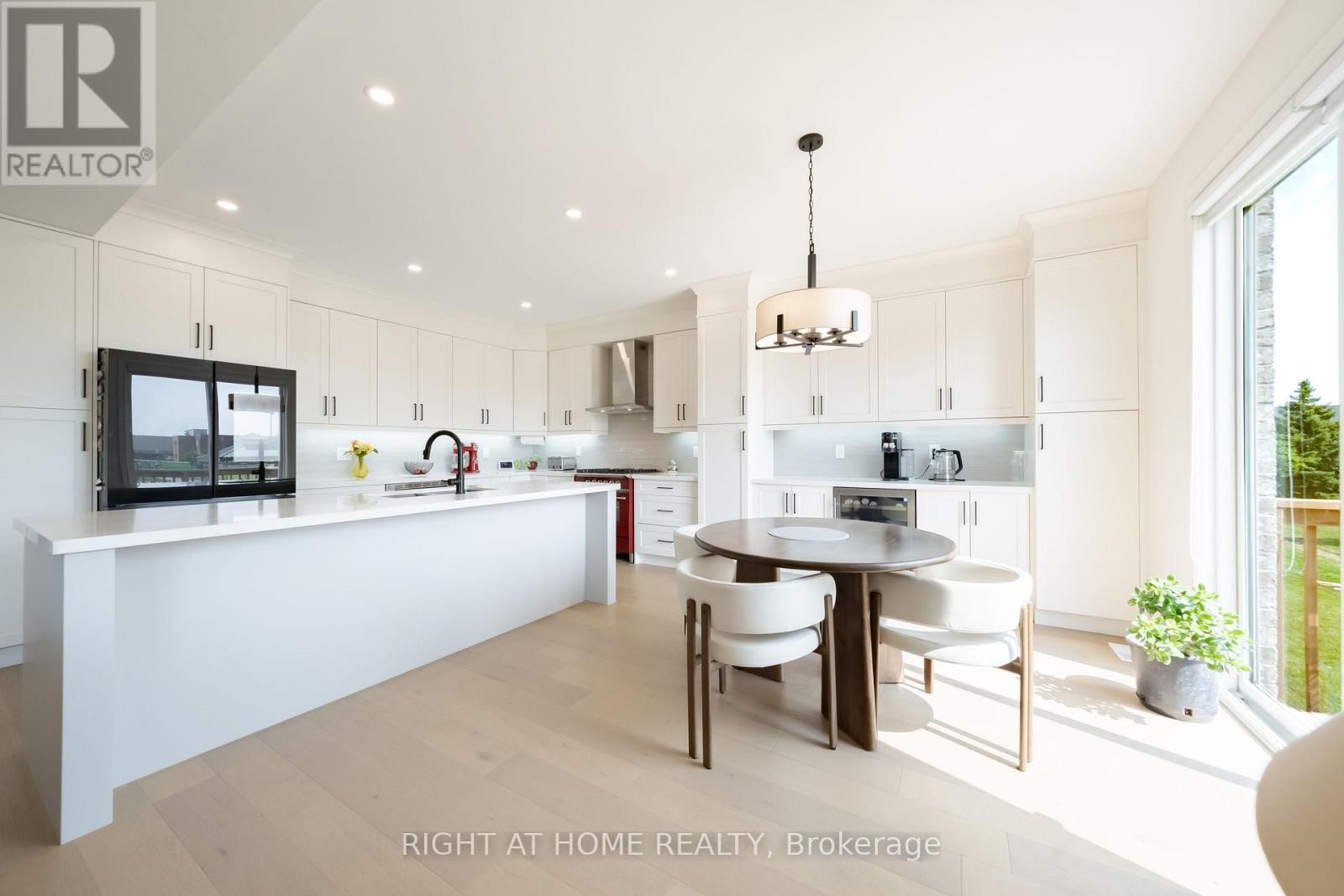 












34 HAMPSHIRE PLACE

,
Hamilton (Stoney Creek Mountain),




Ontario
L8J3W8

