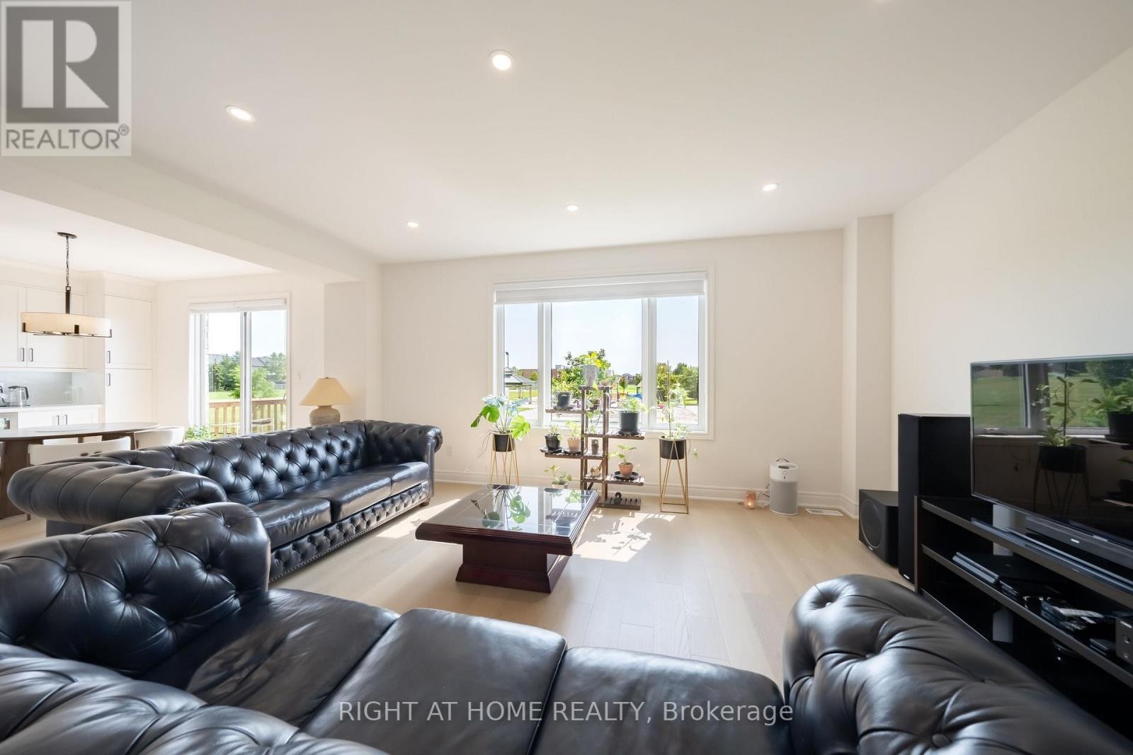 












34 HAMPSHIRE PLACE

,
Hamilton (Stoney Creek Mountain),




Ontario
L8J3W8

