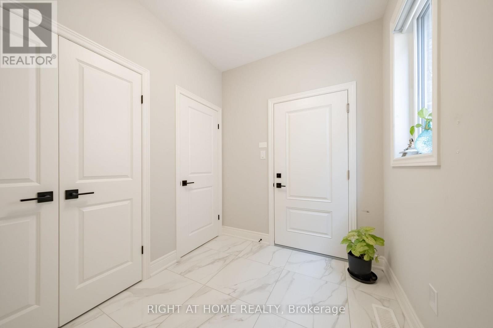 












34 HAMPSHIRE PLACE

,
Hamilton (Stoney Creek Mountain),




Ontario
L8J3W8

