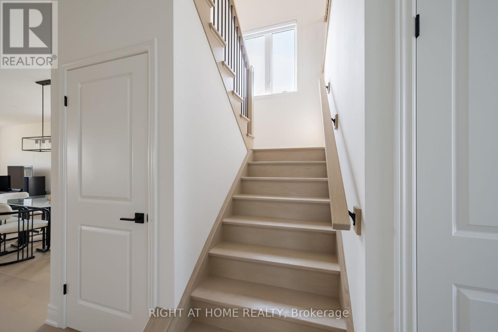 












34 HAMPSHIRE PLACE

,
Hamilton (Stoney Creek Mountain),




Ontario
L8J3W8


