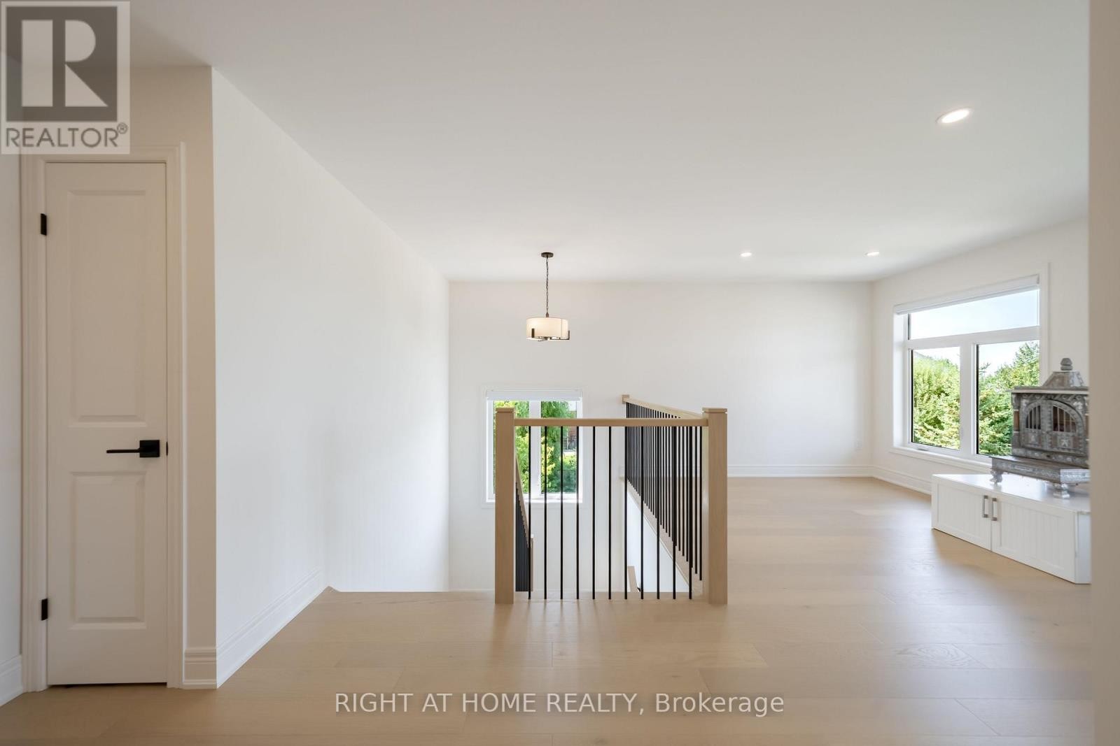 












34 HAMPSHIRE PLACE

,
Hamilton (Stoney Creek Mountain),




Ontario
L8J3W8

