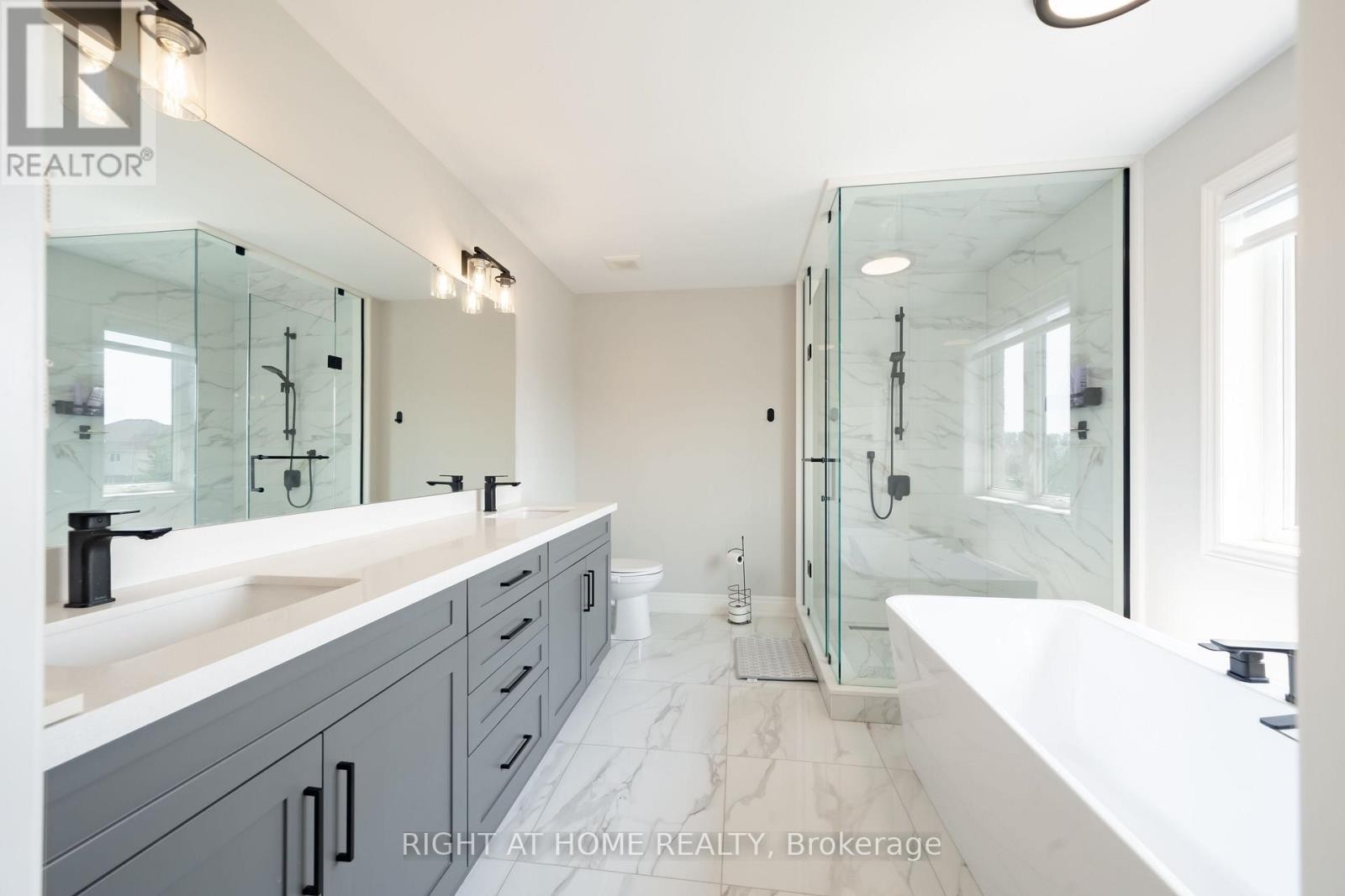 












34 HAMPSHIRE PLACE

,
Hamilton (Stoney Creek Mountain),




Ontario
L8J3W8

