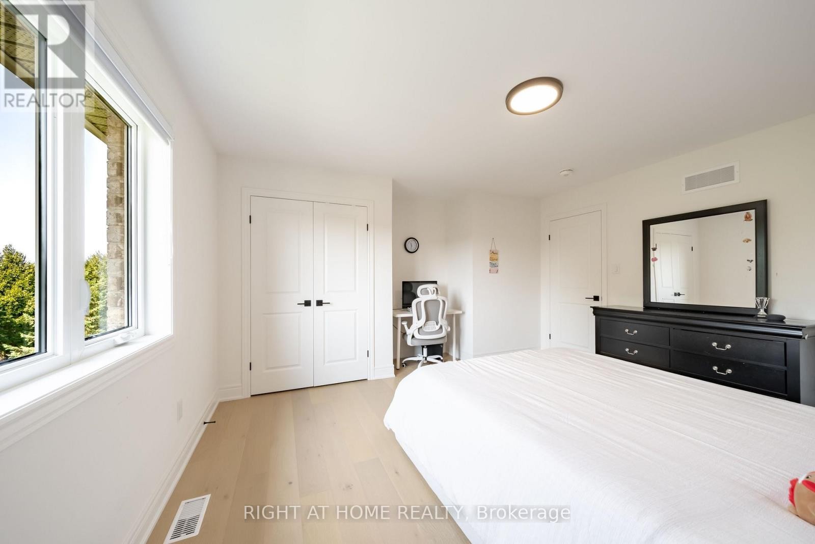 












34 HAMPSHIRE PLACE

,
Hamilton (Stoney Creek Mountain),




Ontario
L8J3W8

