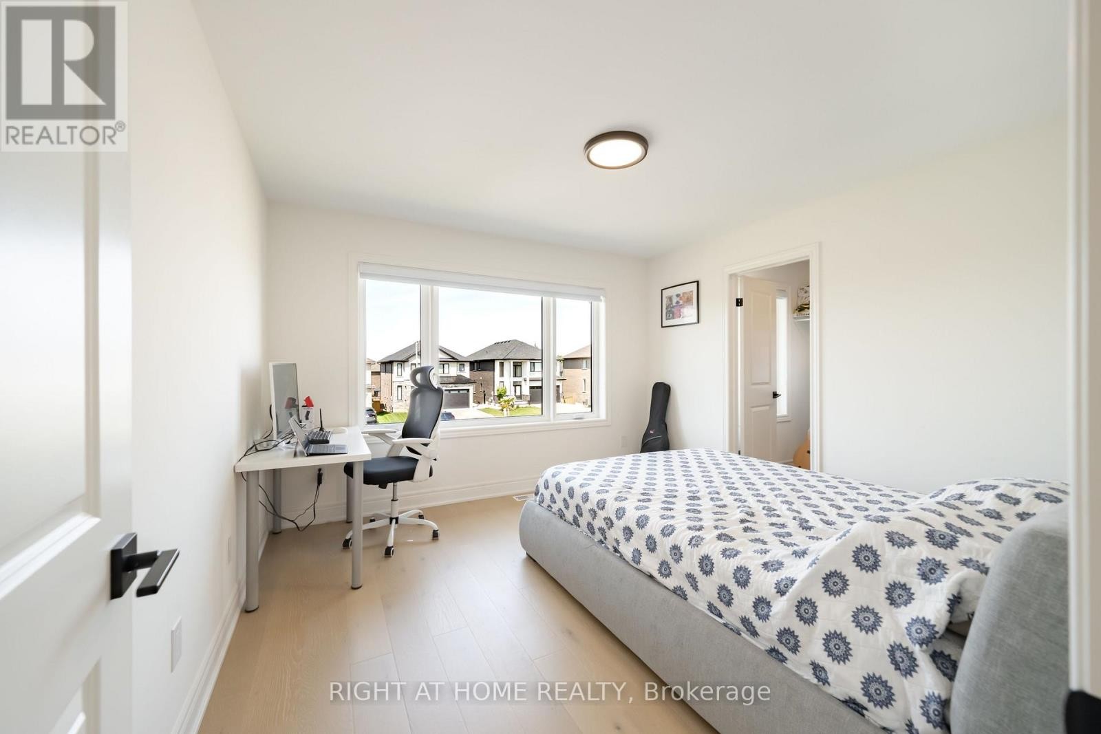 












34 HAMPSHIRE PLACE

,
Hamilton (Stoney Creek Mountain),




Ontario
L8J3W8

