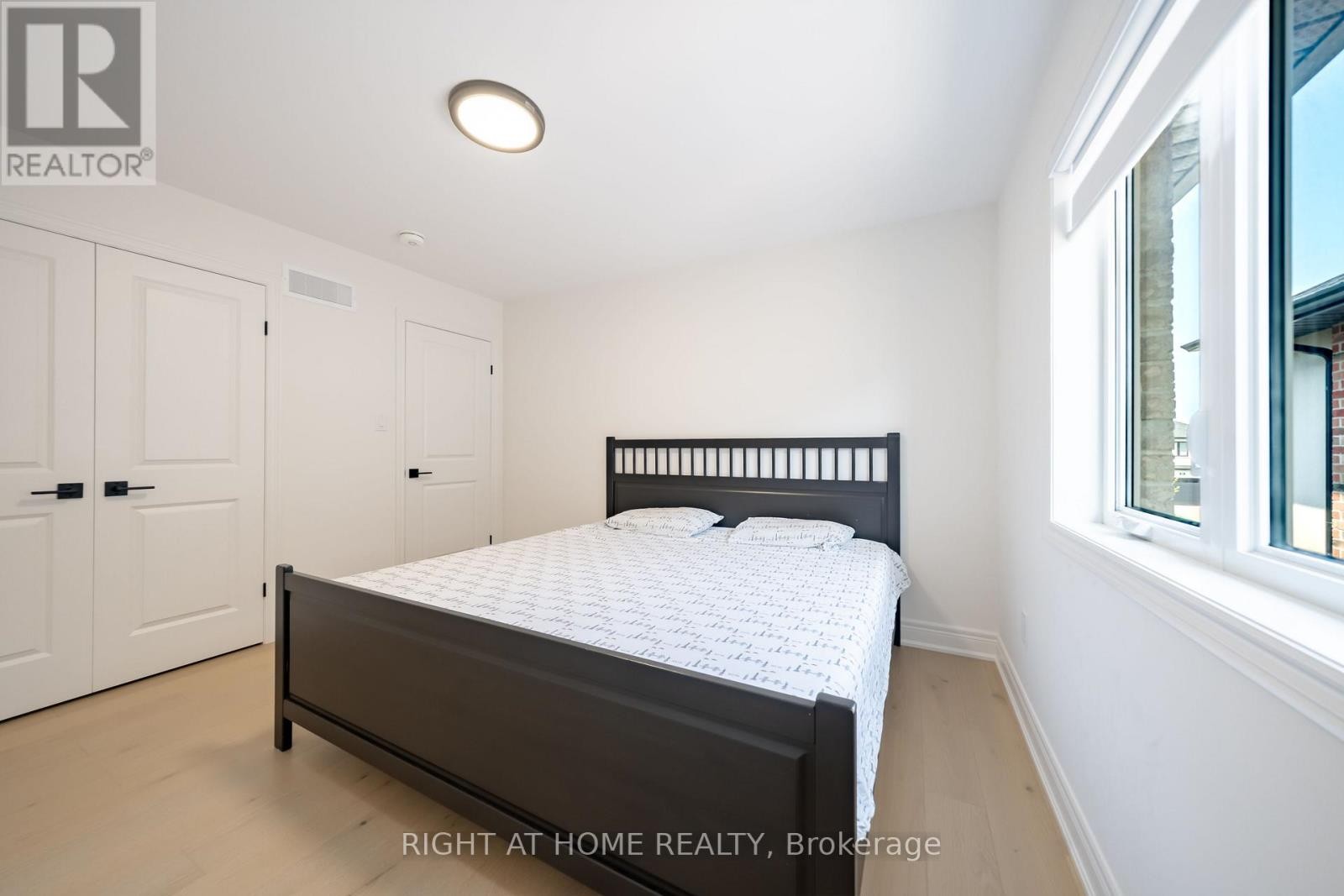 












34 HAMPSHIRE PLACE

,
Hamilton (Stoney Creek Mountain),




Ontario
L8J3W8

