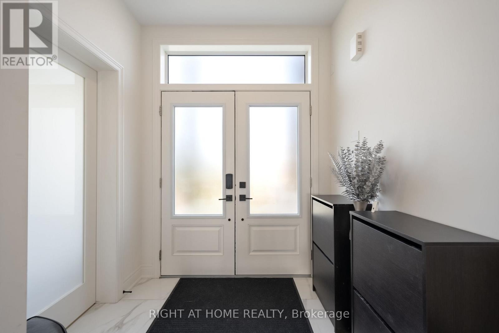 












34 HAMPSHIRE PLACE

,
Hamilton (Stoney Creek Mountain),




Ontario
L8J3W8

