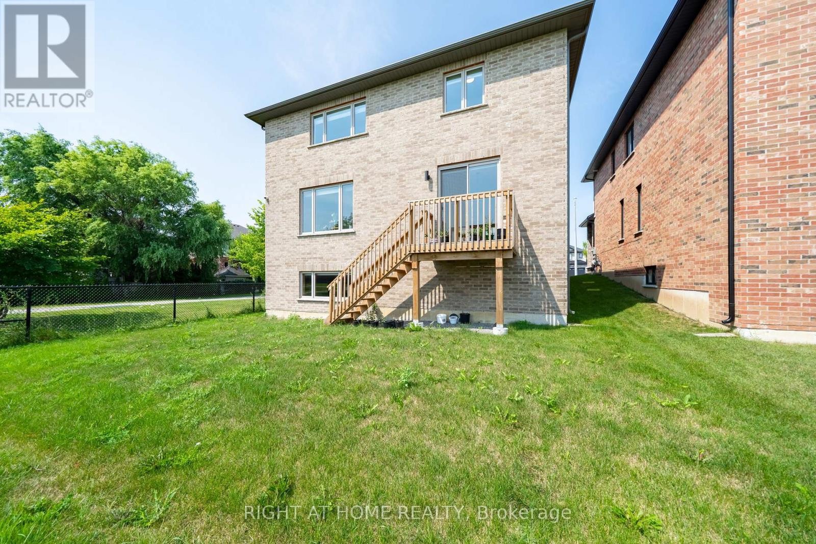 












34 HAMPSHIRE PLACE

,
Hamilton (Stoney Creek Mountain),




Ontario
L8J3W8

