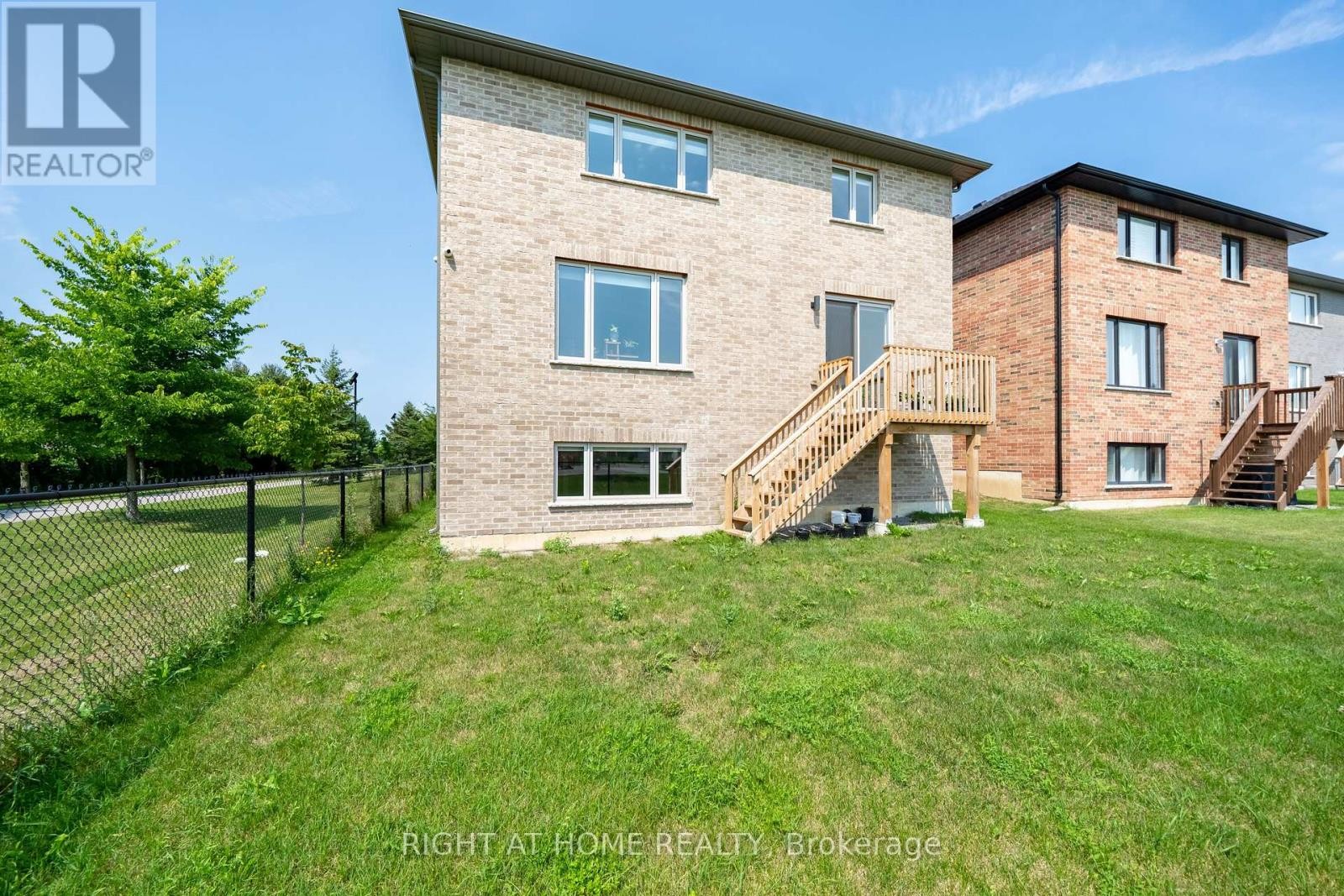 












34 HAMPSHIRE PLACE

,
Hamilton (Stoney Creek Mountain),




Ontario
L8J3W8

