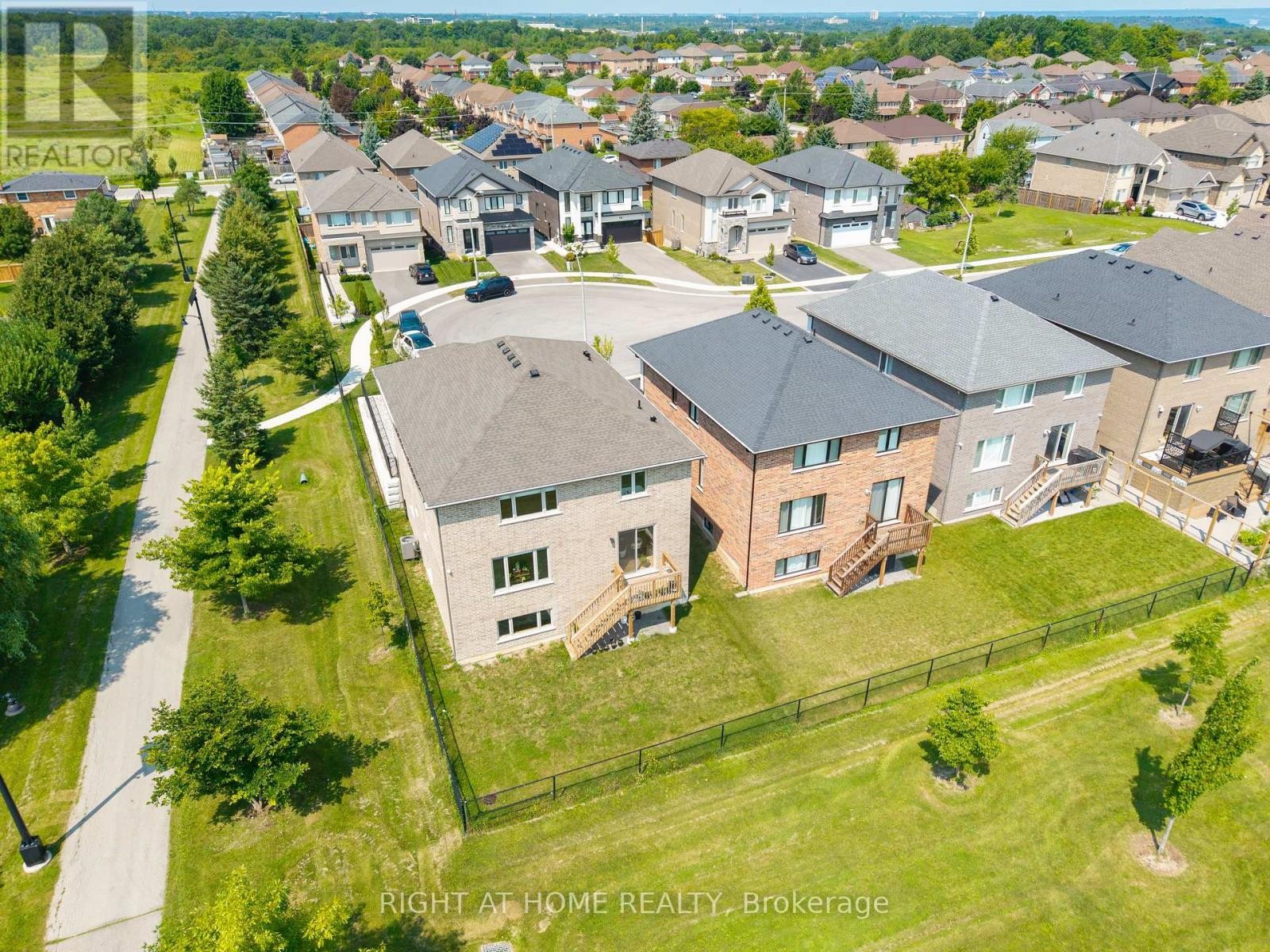 












34 HAMPSHIRE PLACE

,
Hamilton (Stoney Creek Mountain),




Ontario
L8J3W8

