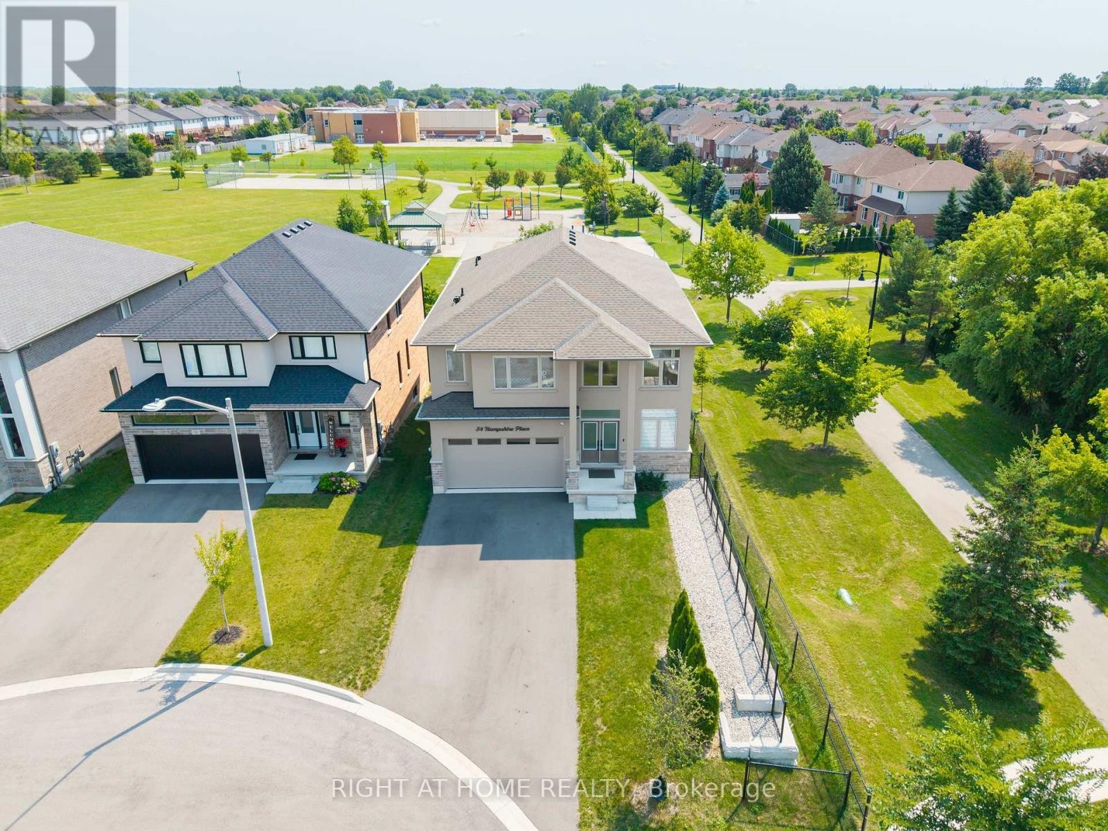 












34 HAMPSHIRE PLACE

,
Hamilton (Stoney Creek Mountain),




Ontario
L8J3W8

