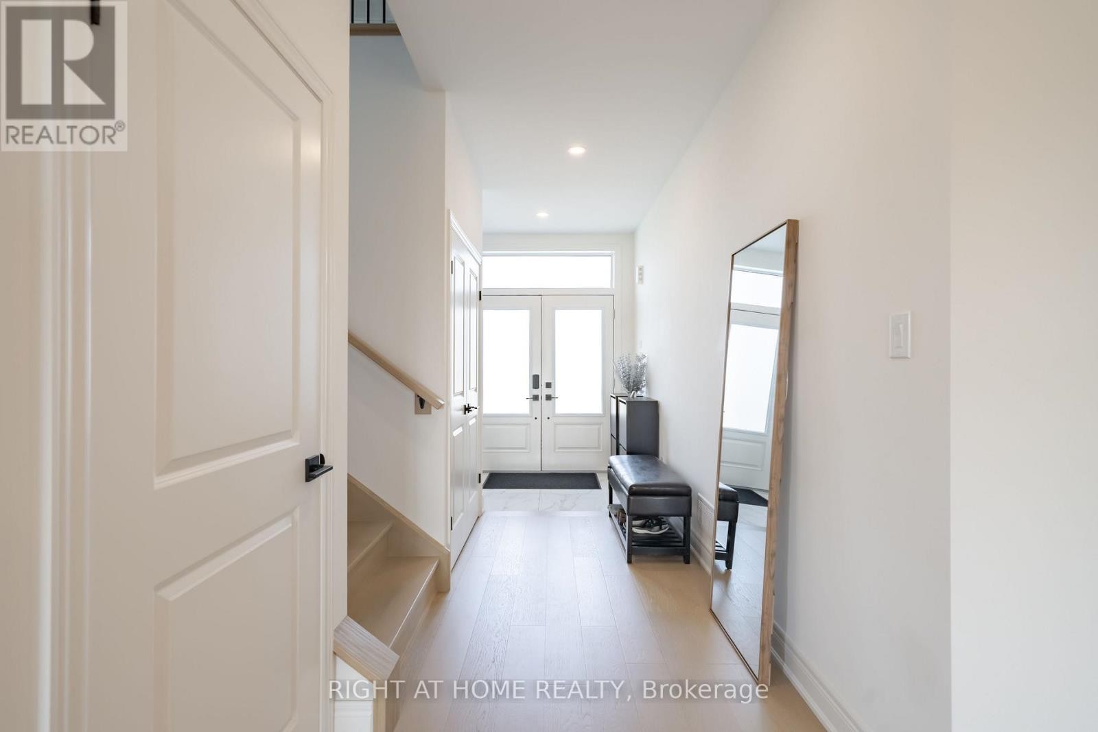 












34 HAMPSHIRE PLACE

,
Hamilton (Stoney Creek Mountain),




Ontario
L8J3W8


