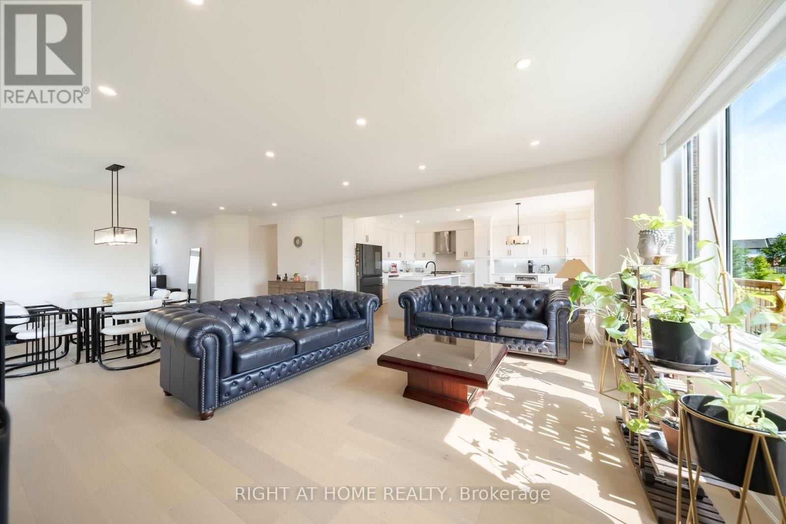 












34 HAMPSHIRE PLACE

,
Hamilton (Stoney Creek Mountain),




Ontario
L8J3W8

