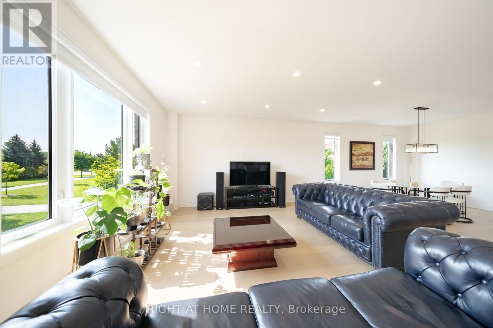 












34 HAMPSHIRE PLACE

,
Hamilton (Stoney Creek Mountain),




Ontario
L8J3W8

