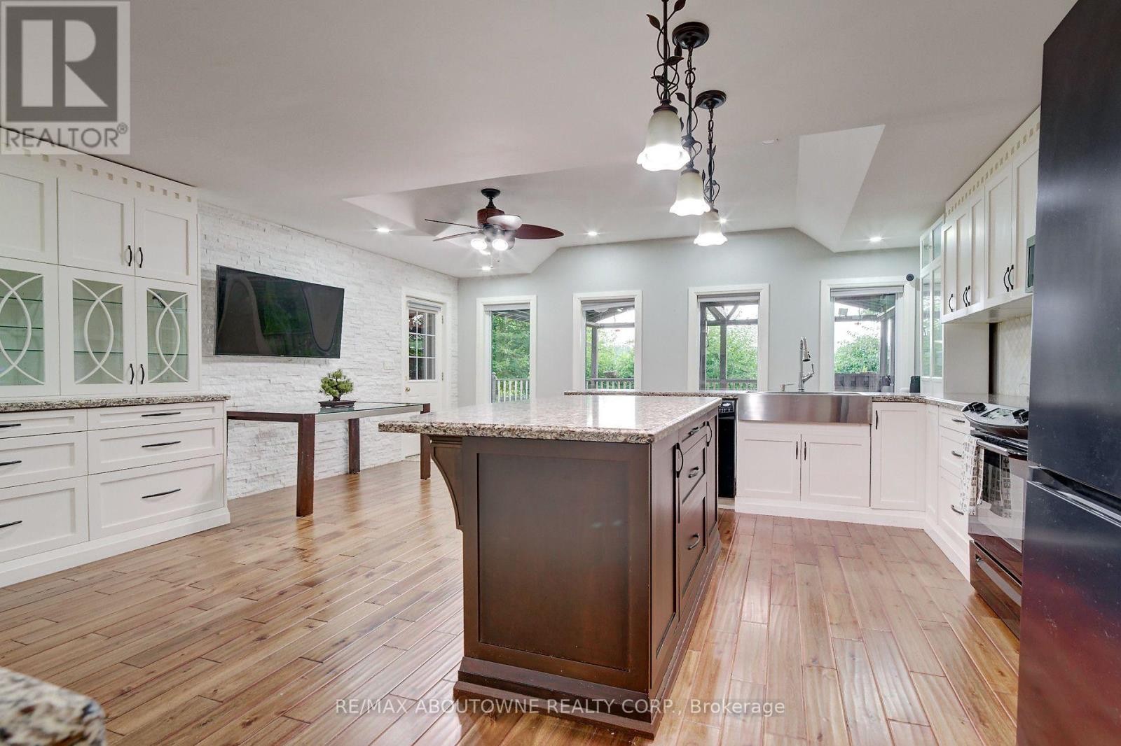 












178 CARLISLE ROAD

,
Hamilton (Carlisle),




Ontario
L0R1H2

