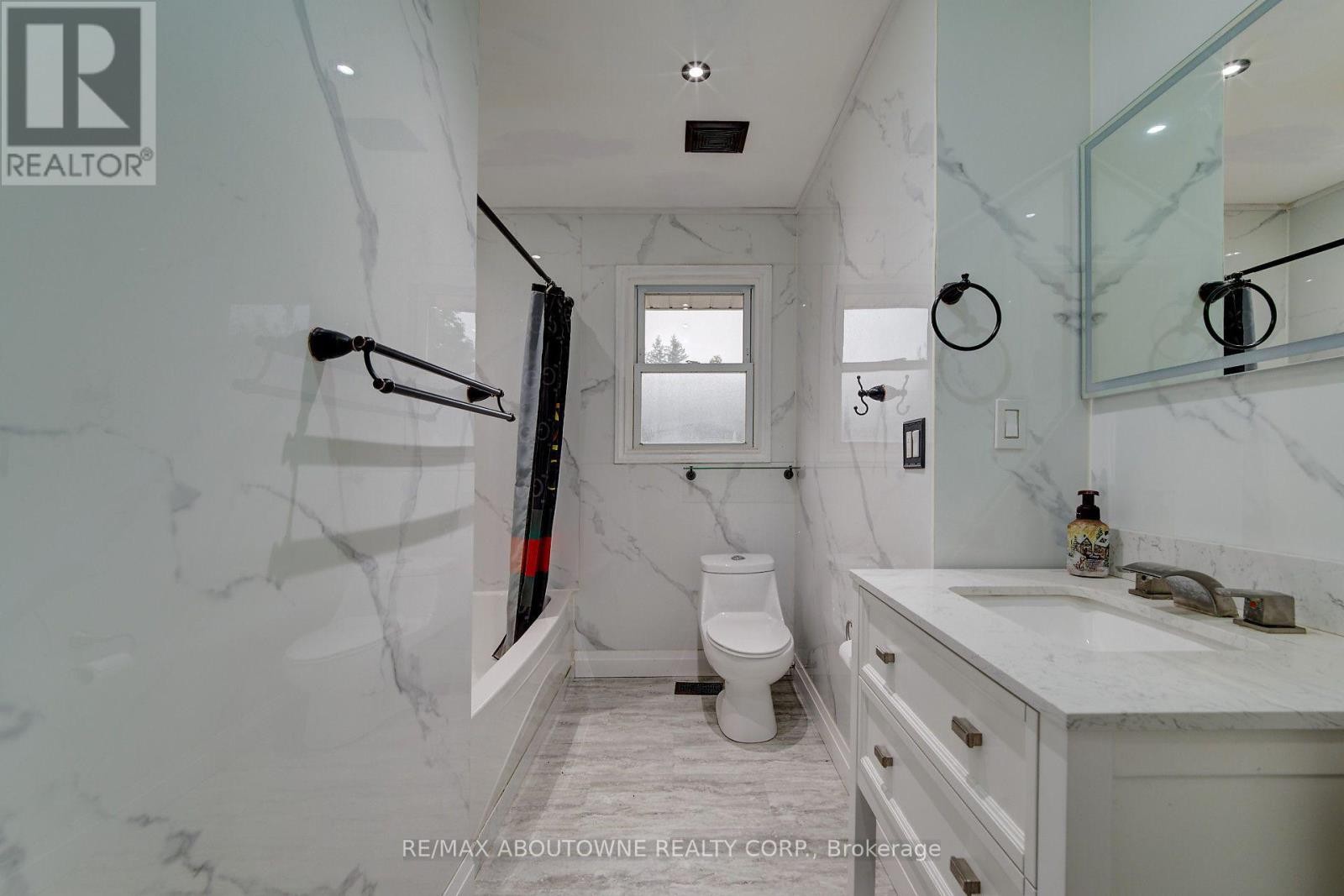 












178 CARLISLE ROAD

,
Hamilton (Carlisle),




Ontario
L0R1H2

