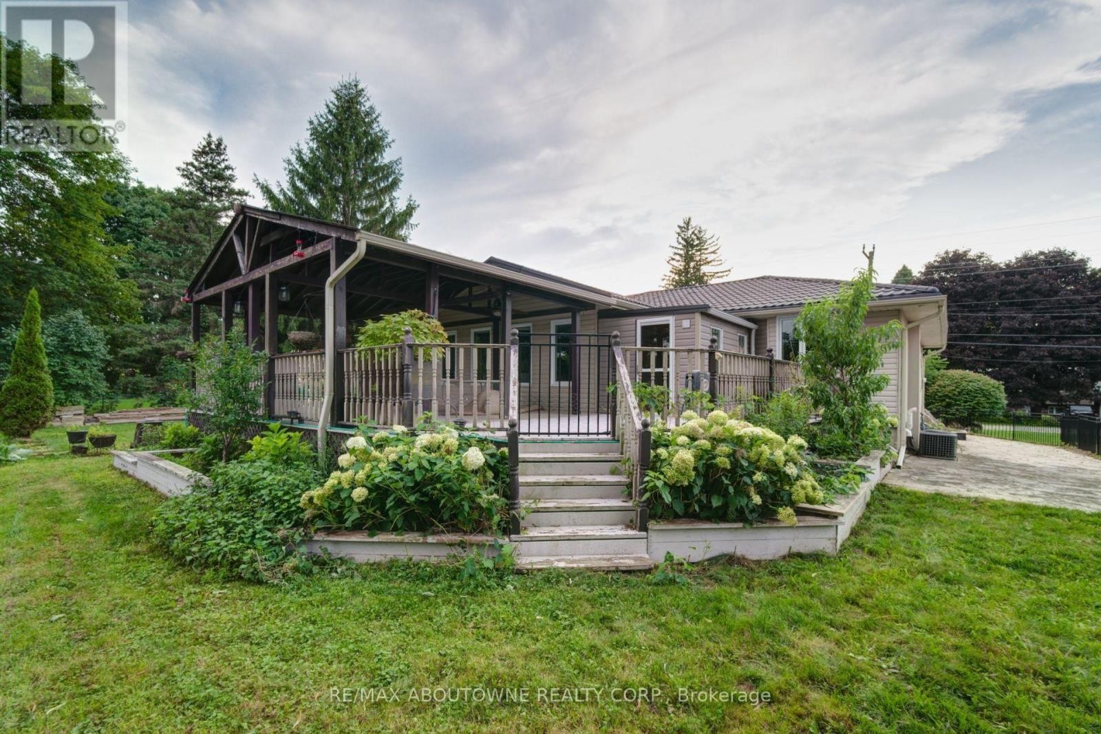 












178 CARLISLE ROAD

,
Hamilton (Carlisle),




Ontario
L0R1H2

