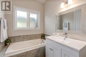












480 HAMILTON DRIVE

,
Hamilton (Ancaster),




Ontario
L9G2E7

