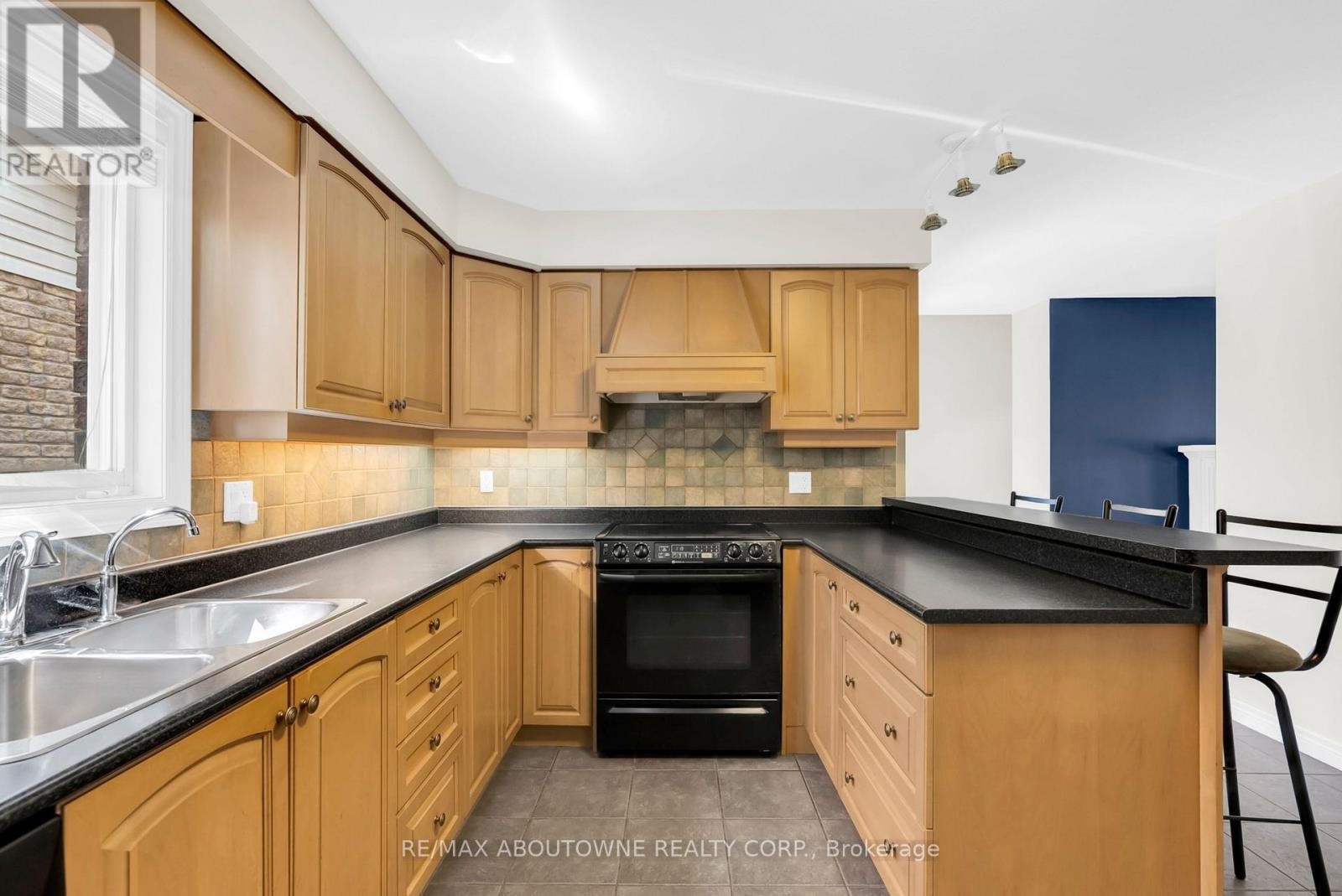 












18 HANEY DRIVE

,
Guelph (Pineridge/Westminster Woods),




Ontario
N1L1N7

