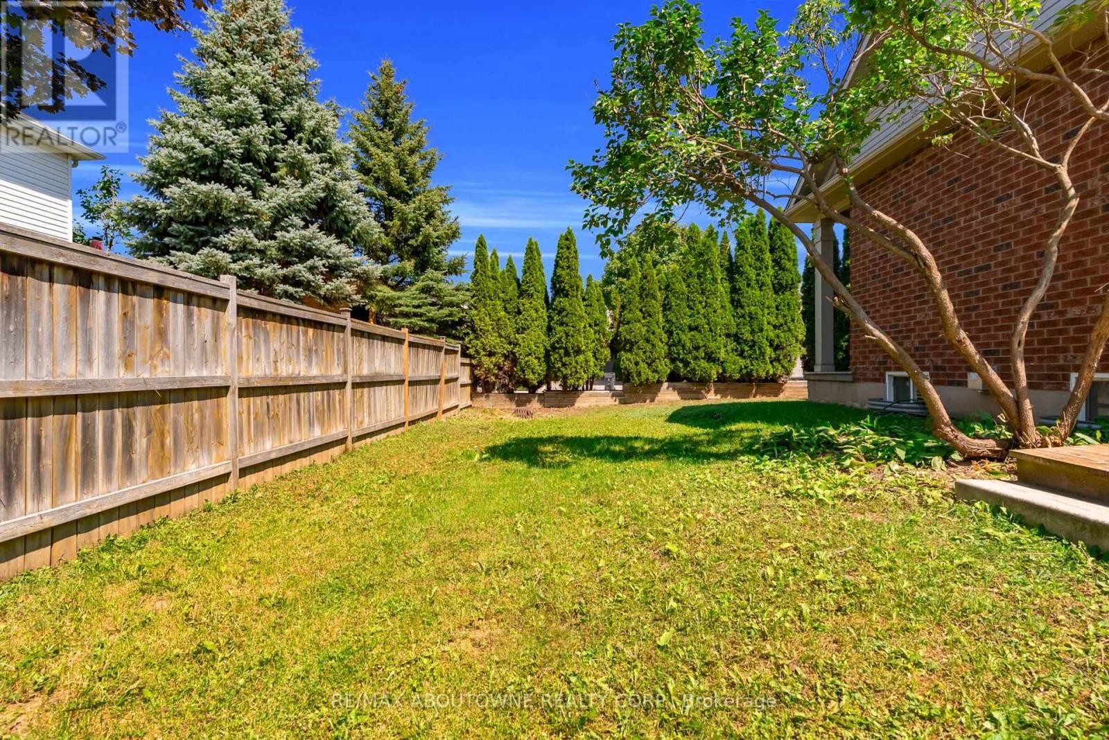 












18 HANEY DRIVE

,
Guelph (Pineridge/Westminster Woods),




Ontario
N1L1N7

