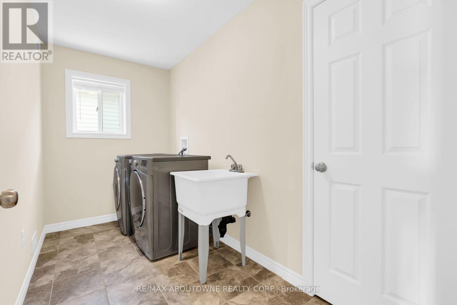 












94 AMBROUS CRESCENT

,
Guelph (Kortright East),




Ontario
N1G0E4

