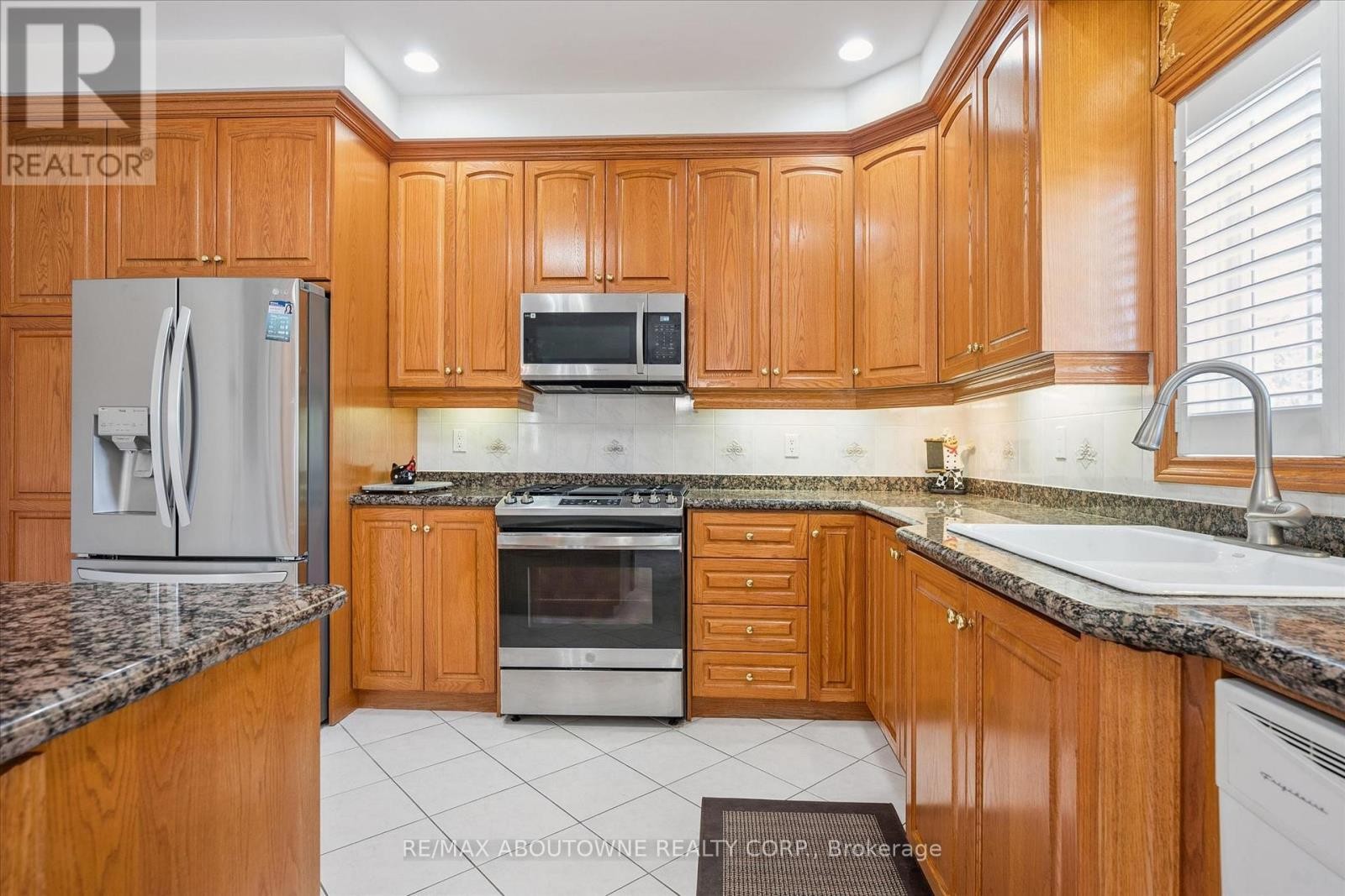 












6 FOURSEASONS DRIVE

,
Hamilton (Winona),




Ontario
L8E5Y5

