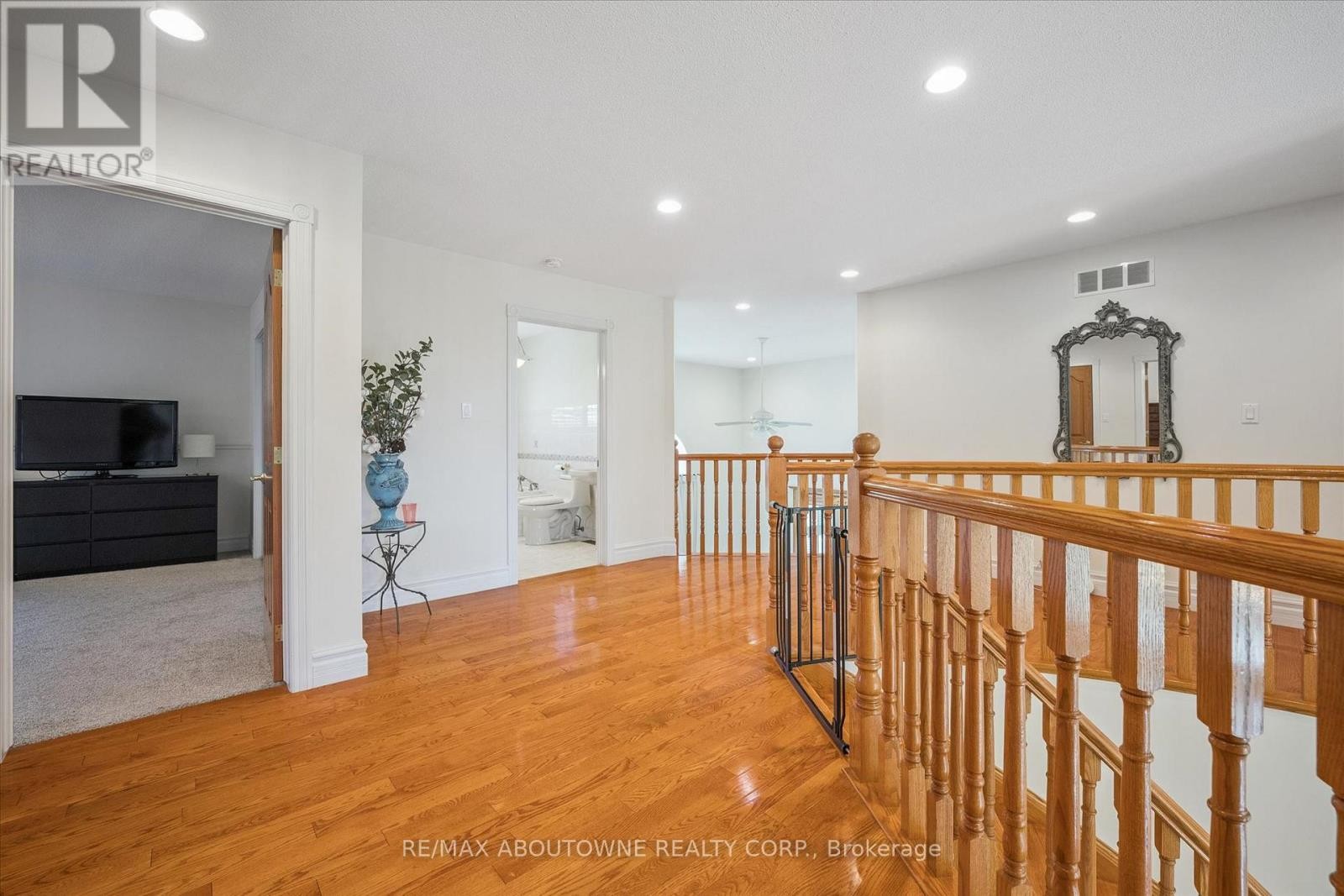 












6 FOURSEASONS DRIVE

,
Hamilton (Winona),




Ontario
L8E5Y5

