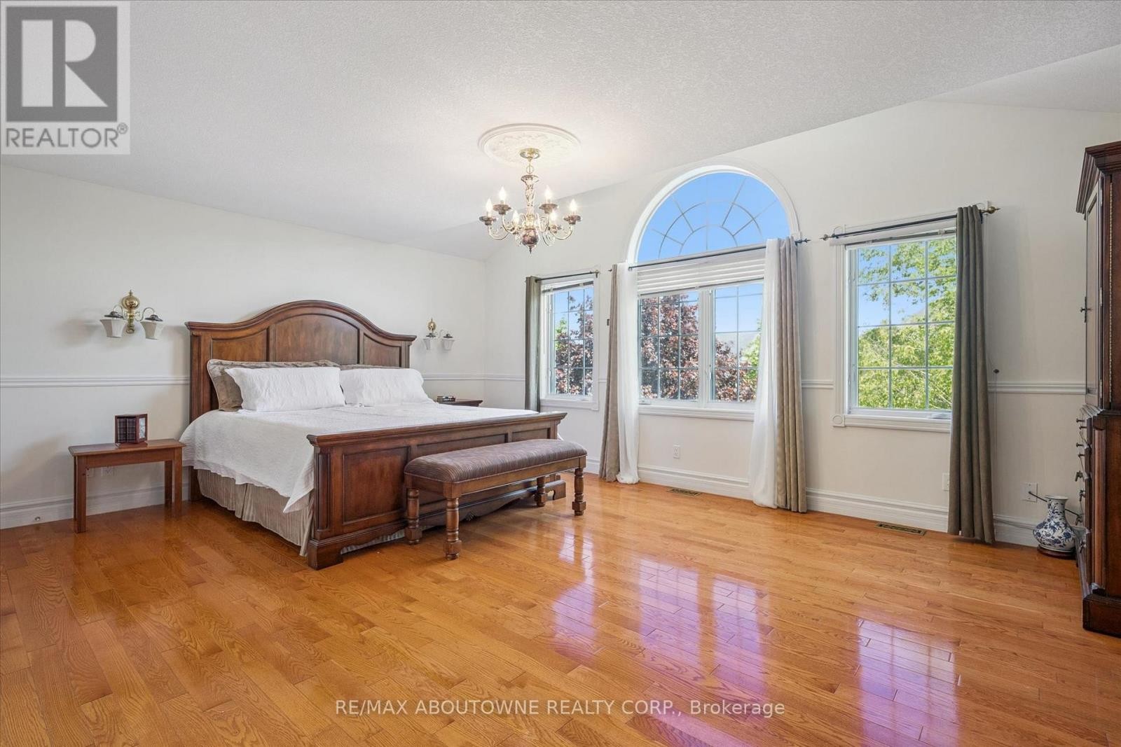 












6 FOURSEASONS DRIVE

,
Hamilton (Winona),




Ontario
L8E5Y5

