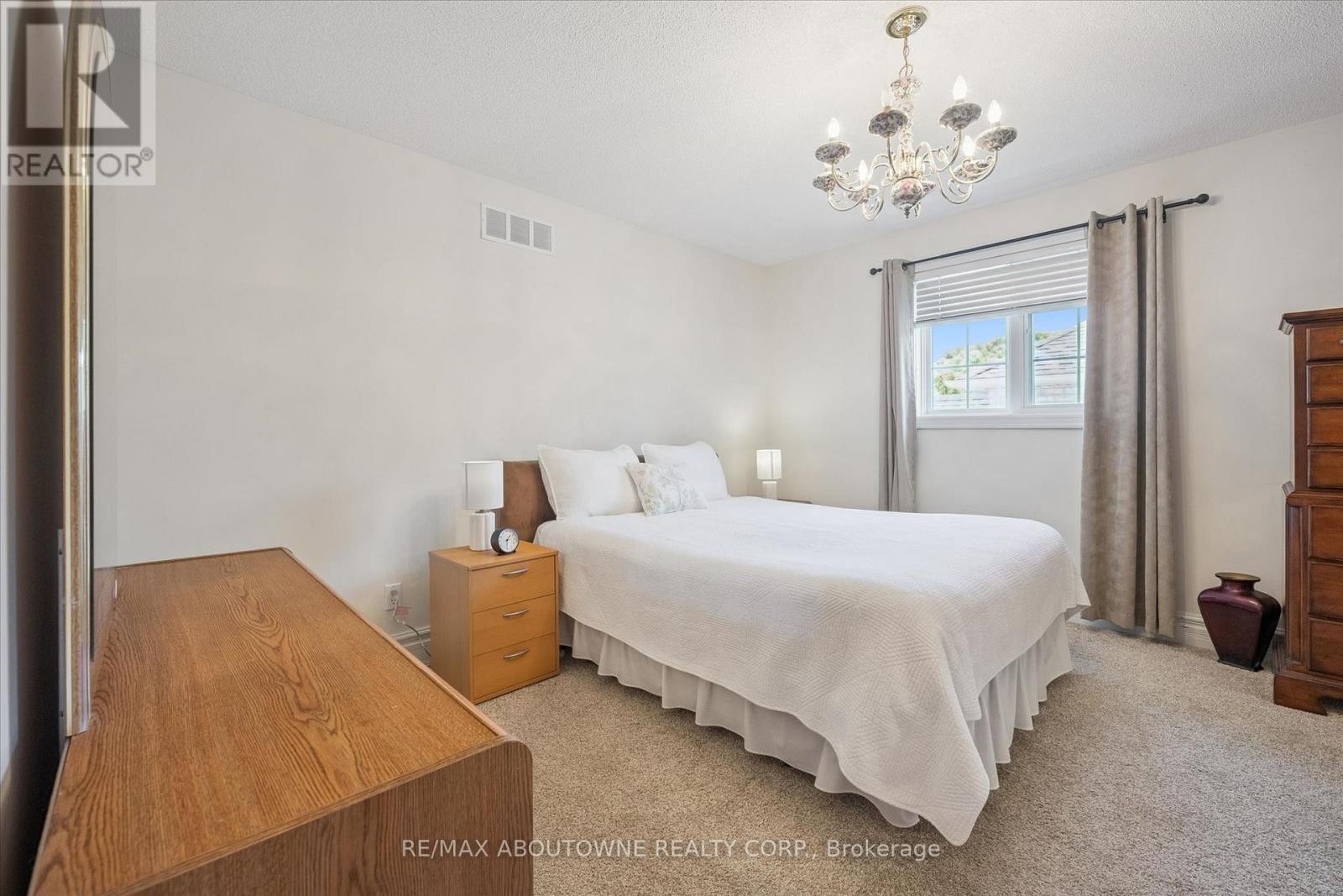 












6 FOURSEASONS DRIVE

,
Hamilton (Winona),




Ontario
L8E5Y5


