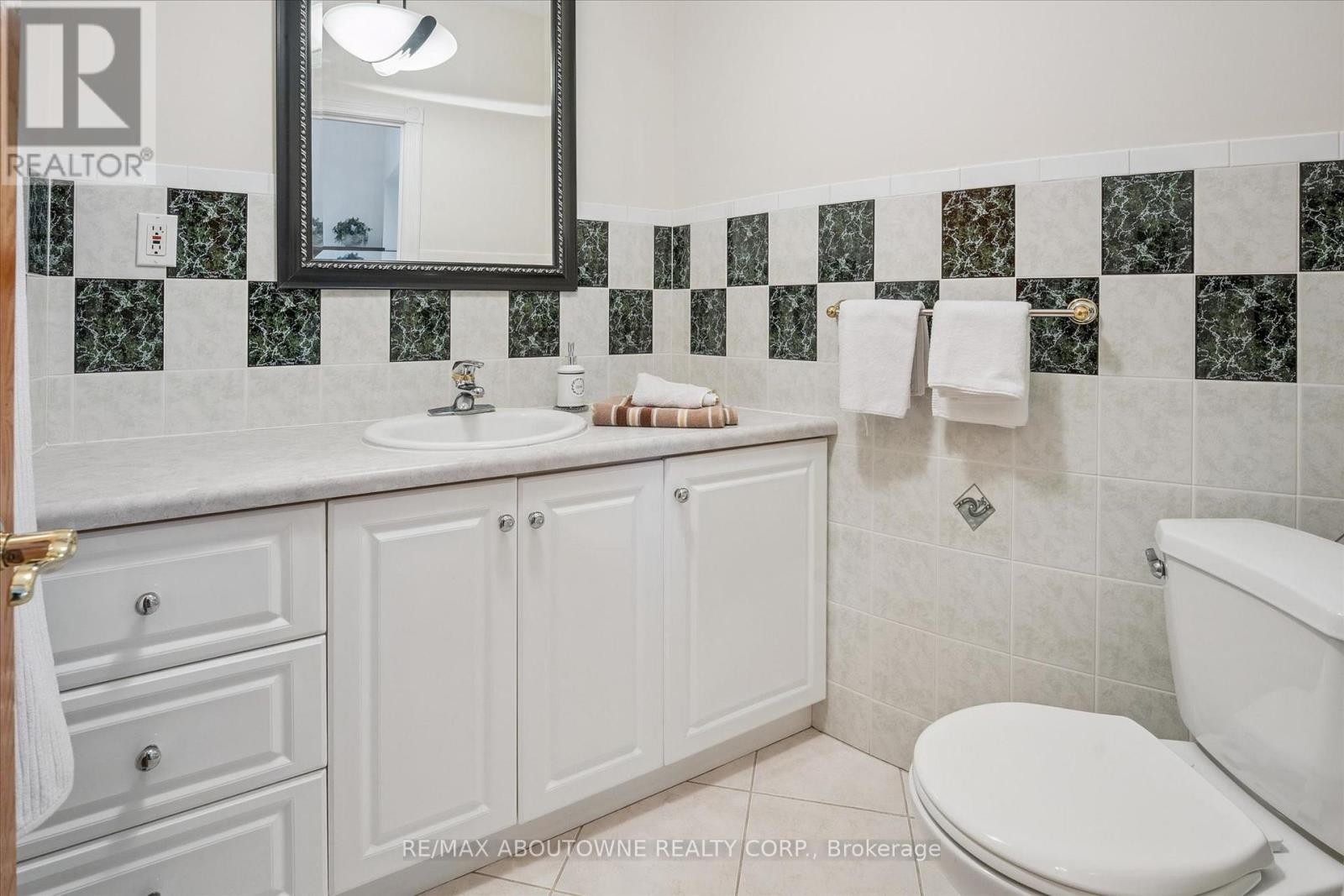 












6 FOURSEASONS DRIVE

,
Hamilton (Winona),




Ontario
L8E5Y5

