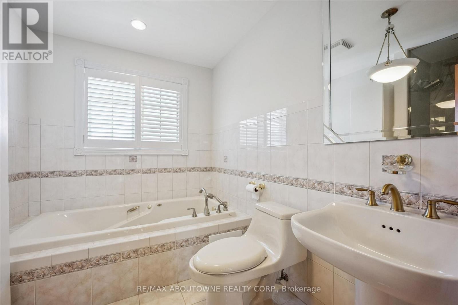












6 FOURSEASONS DRIVE

,
Hamilton (Winona),




Ontario
L8E5Y5

