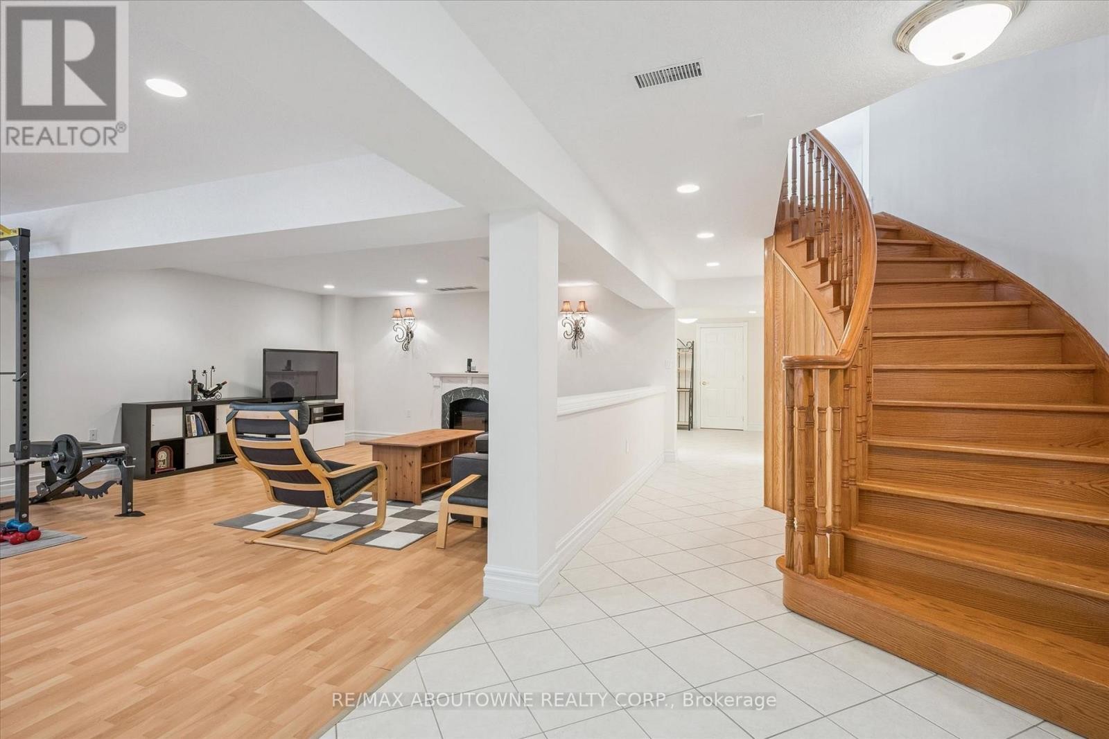 












6 FOURSEASONS DRIVE

,
Hamilton (Winona),




Ontario
L8E5Y5

