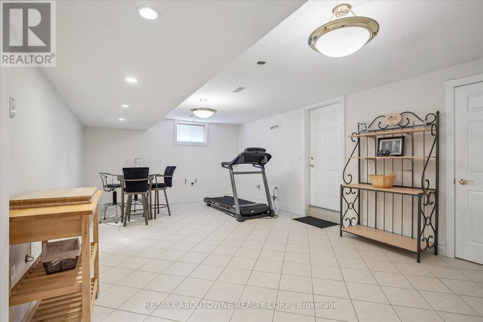 












6 FOURSEASONS DRIVE

,
Hamilton (Winona),




Ontario
L8E5Y5


