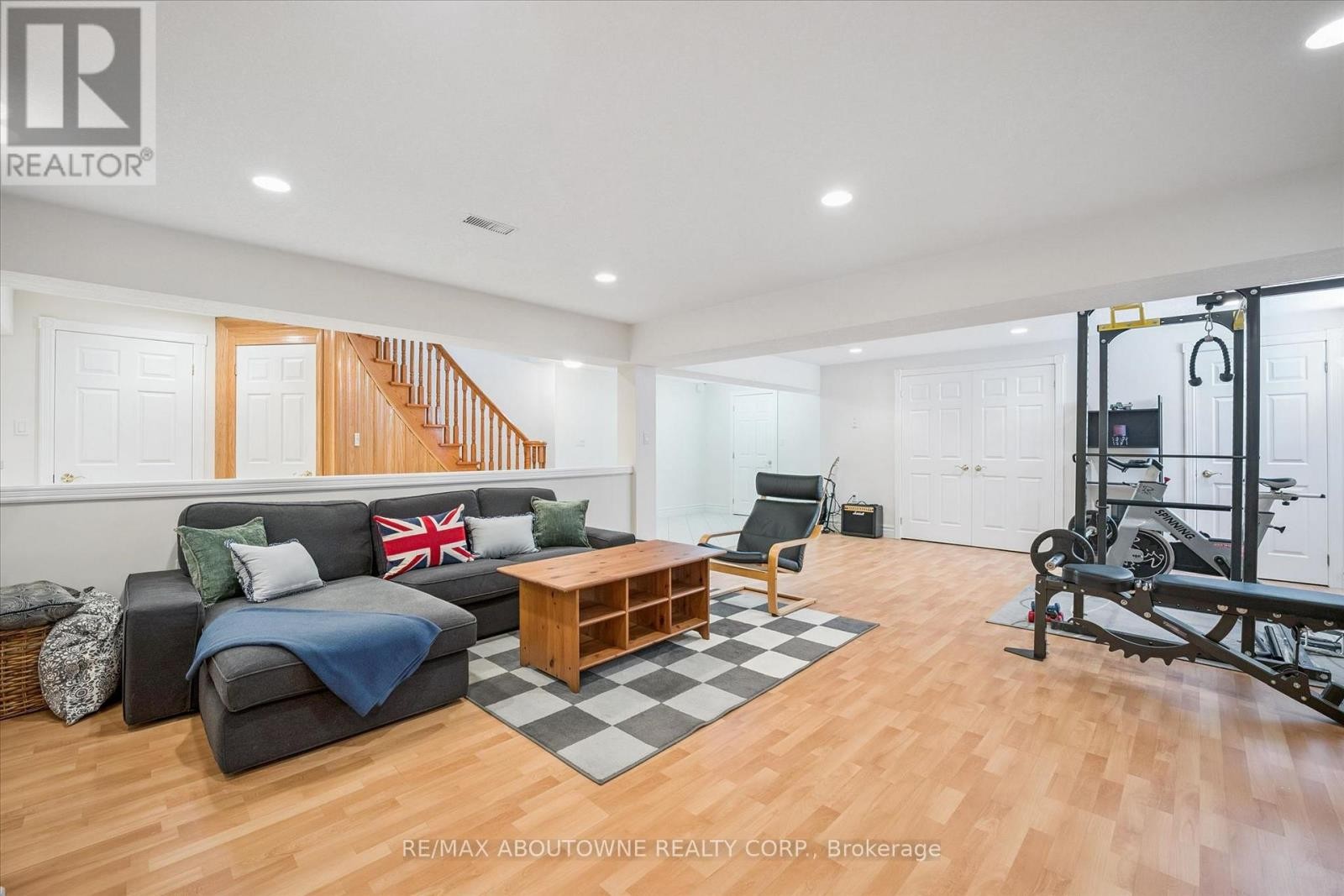 












6 FOURSEASONS DRIVE

,
Hamilton (Winona),




Ontario
L8E5Y5


