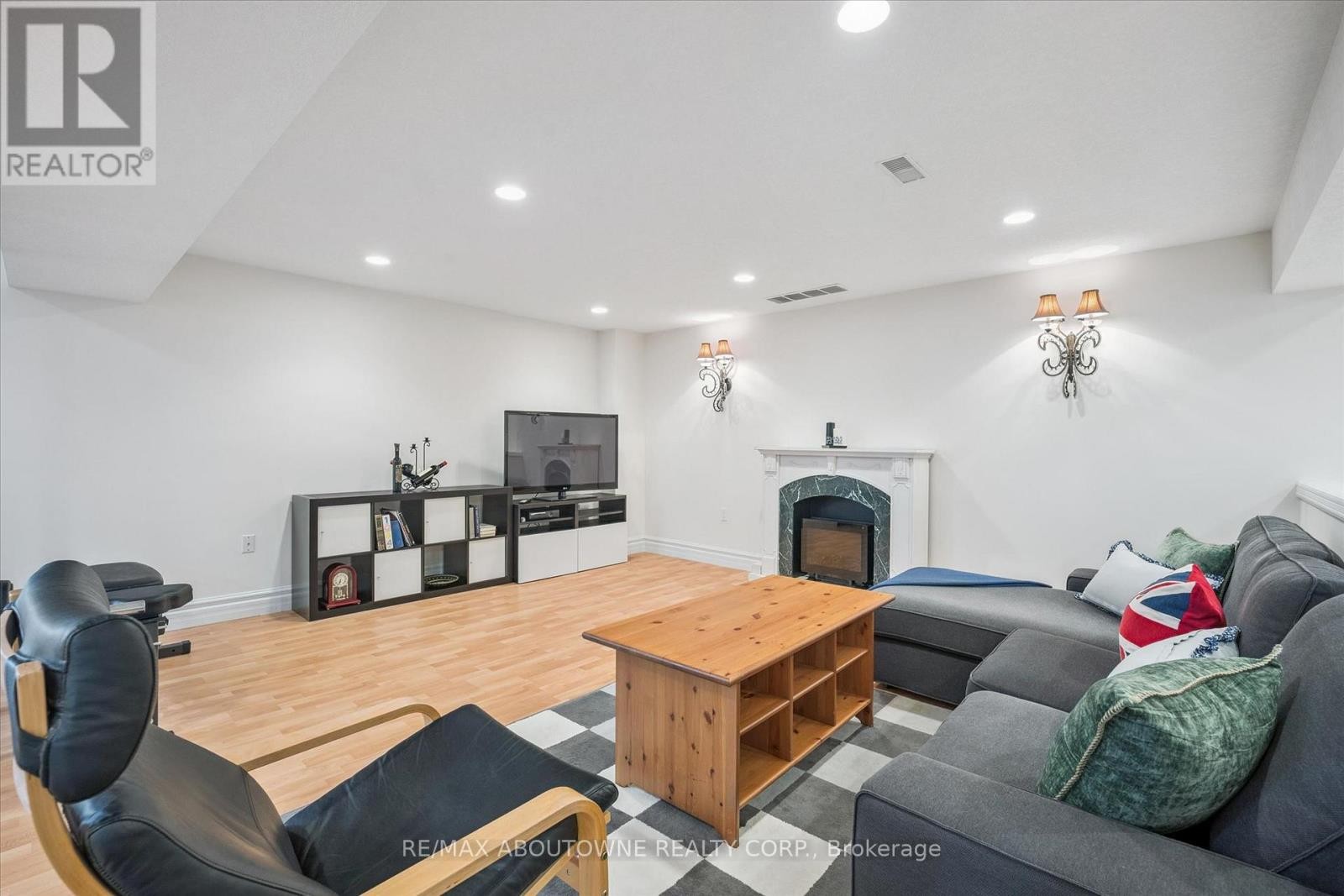 












6 FOURSEASONS DRIVE

,
Hamilton (Winona),




Ontario
L8E5Y5

